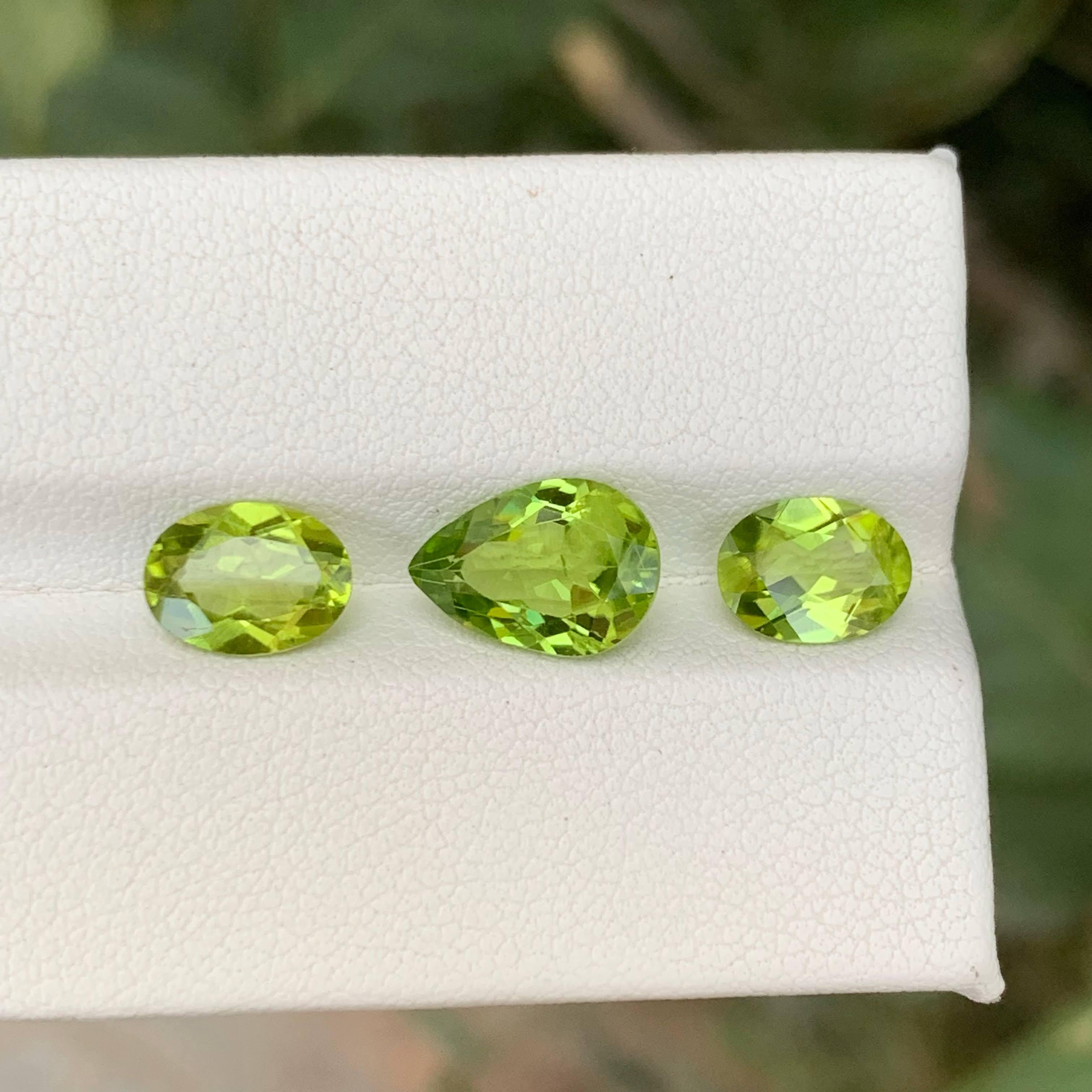 4.70 Carat Natural Loose Green Peridot Stone Set Pakistani Gemstones (pierres précieuses pakistanaises) en vente 2