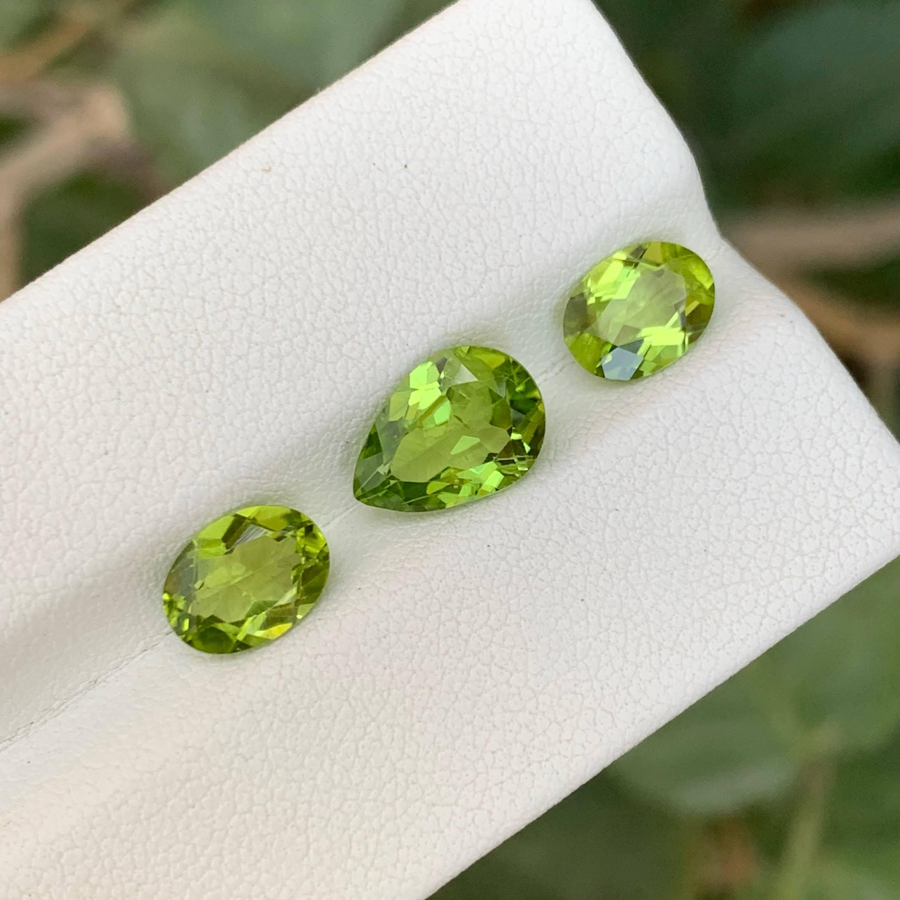 4.70 Carat Natural Loose Green Peridot Stone Set Pakistani Gemstones (pierres précieuses pakistanaises) en vente 3
