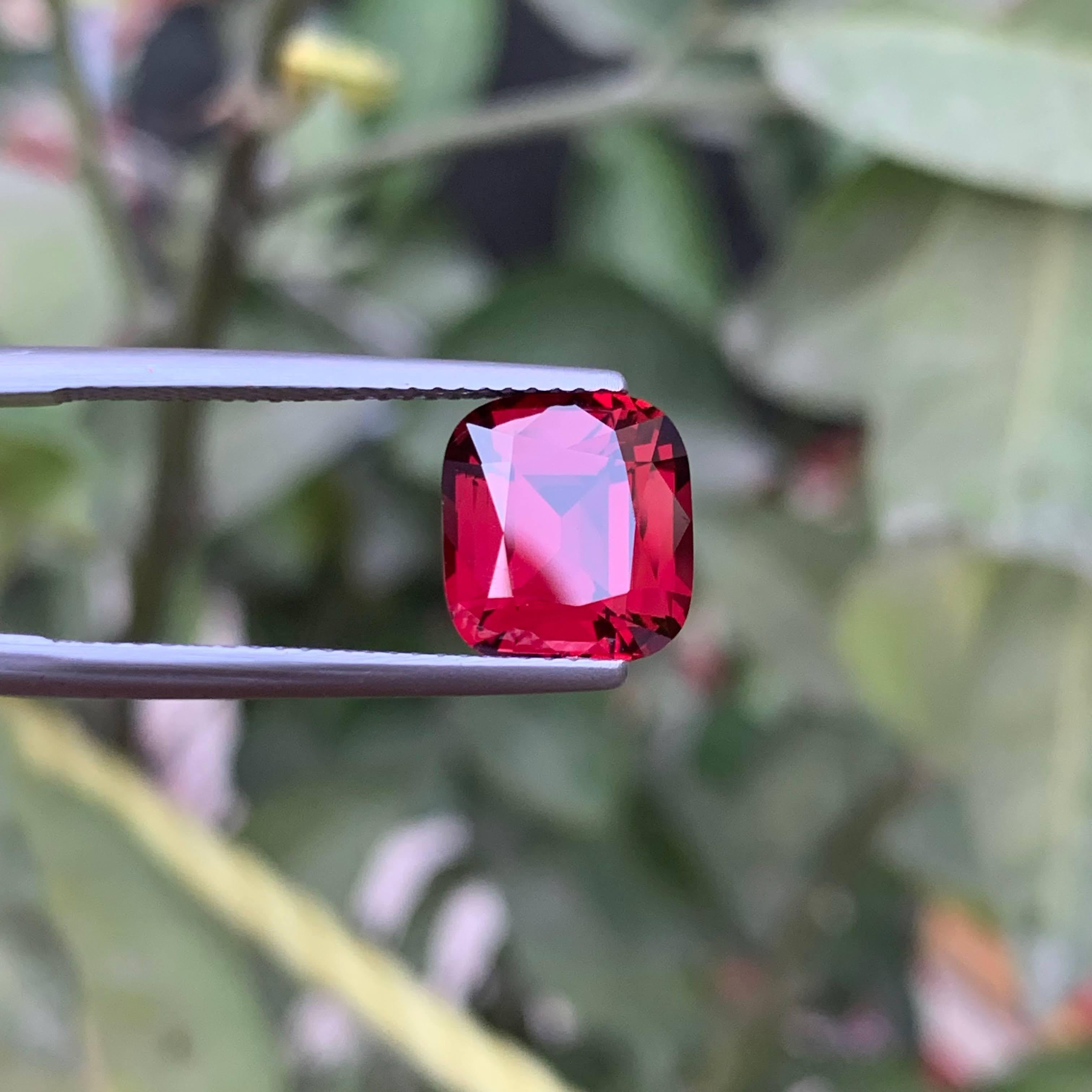 4,70 Karat natürlicher loser rosa-roter Granatstein im Kissenschliff tansanischer Edelstein (Moderne) im Angebot