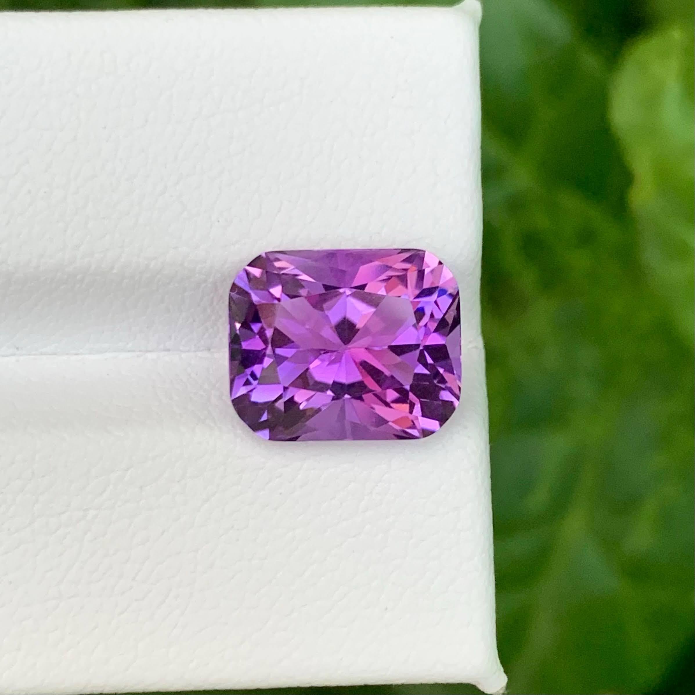 Gewicht 4,70 Karat 
Abmessungen 11.4x9.4x7.3mm
Behandlung Keine 
Herkunft Brasilien 
Klarheit Loup Clean 
Formschnitt Präzisionskissen 





Dieser 4,70 Karat schwere lila Amethyst ist ein schillernder Edelstein, der aus den berühmten Minen