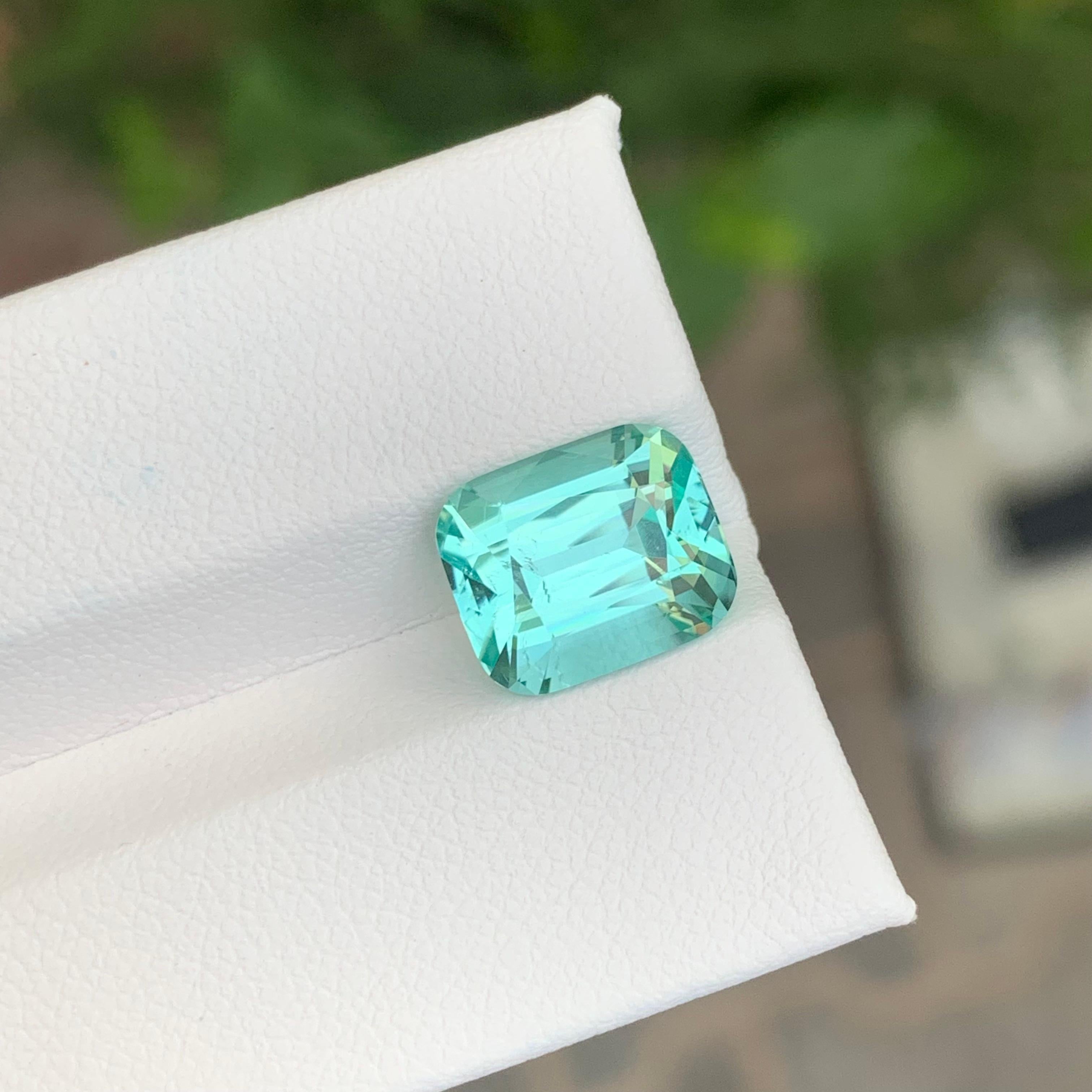 Taille coussin Tourmaline bleue écume de mer non sertie de 4,70 carats en forme de coussin en vente