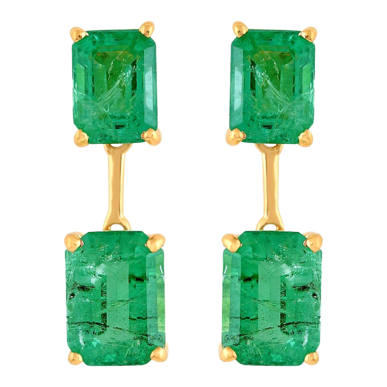 Die Smaragde sind in der Regel in 18 Karat Gelbgold gefasst, das einen warmen und komplementären Hintergrund für die Edelsteine bietet. Gelbgold ist eine beliebte Wahl für feinen Schmuck und bietet einen klassischen und zeitlosen Reiz.

Artikel-Code