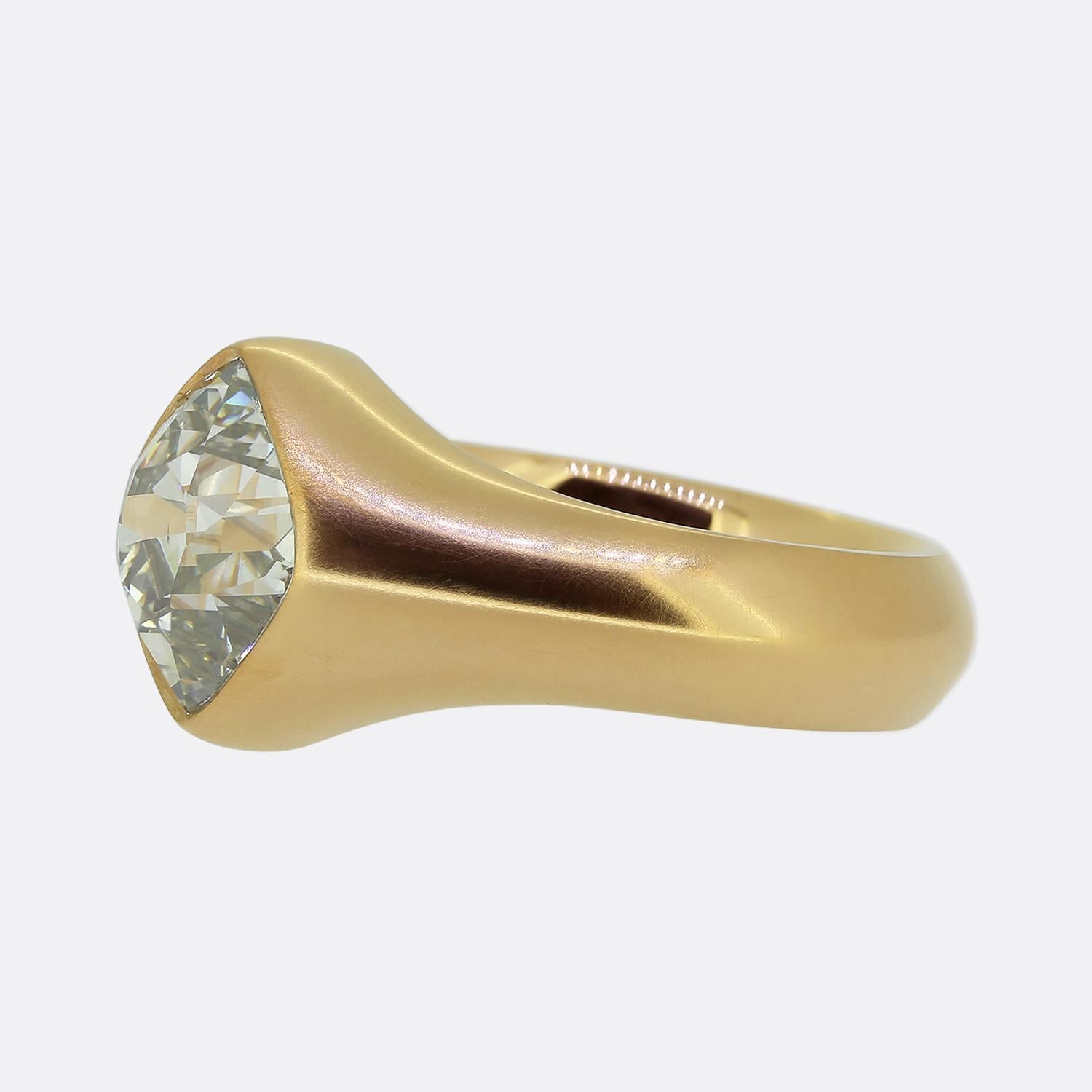 Ecco un anello con diamante a pietra singola mozzafiato. Questo pezzo senza tempo è stato splendidamente realizzato a mano in oro giallo antico 22ct e presenta un diamante taglio Peruzzi da 4,70 carati al centro del quadrante. Questa pietra