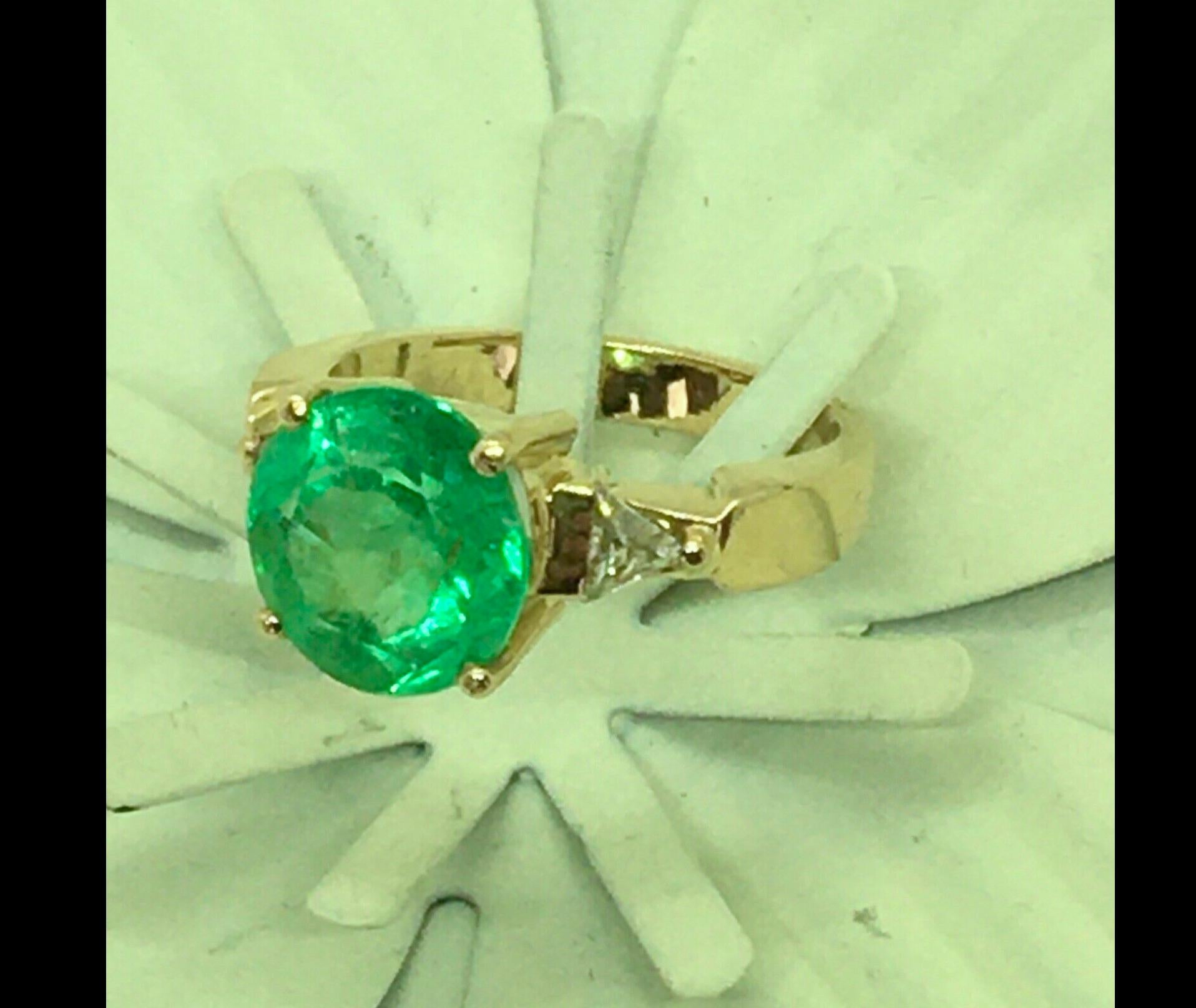 4.70 Carat Round Colombian Emerald Diamond Engagement Ring 18 Karat Gold For Sale 3