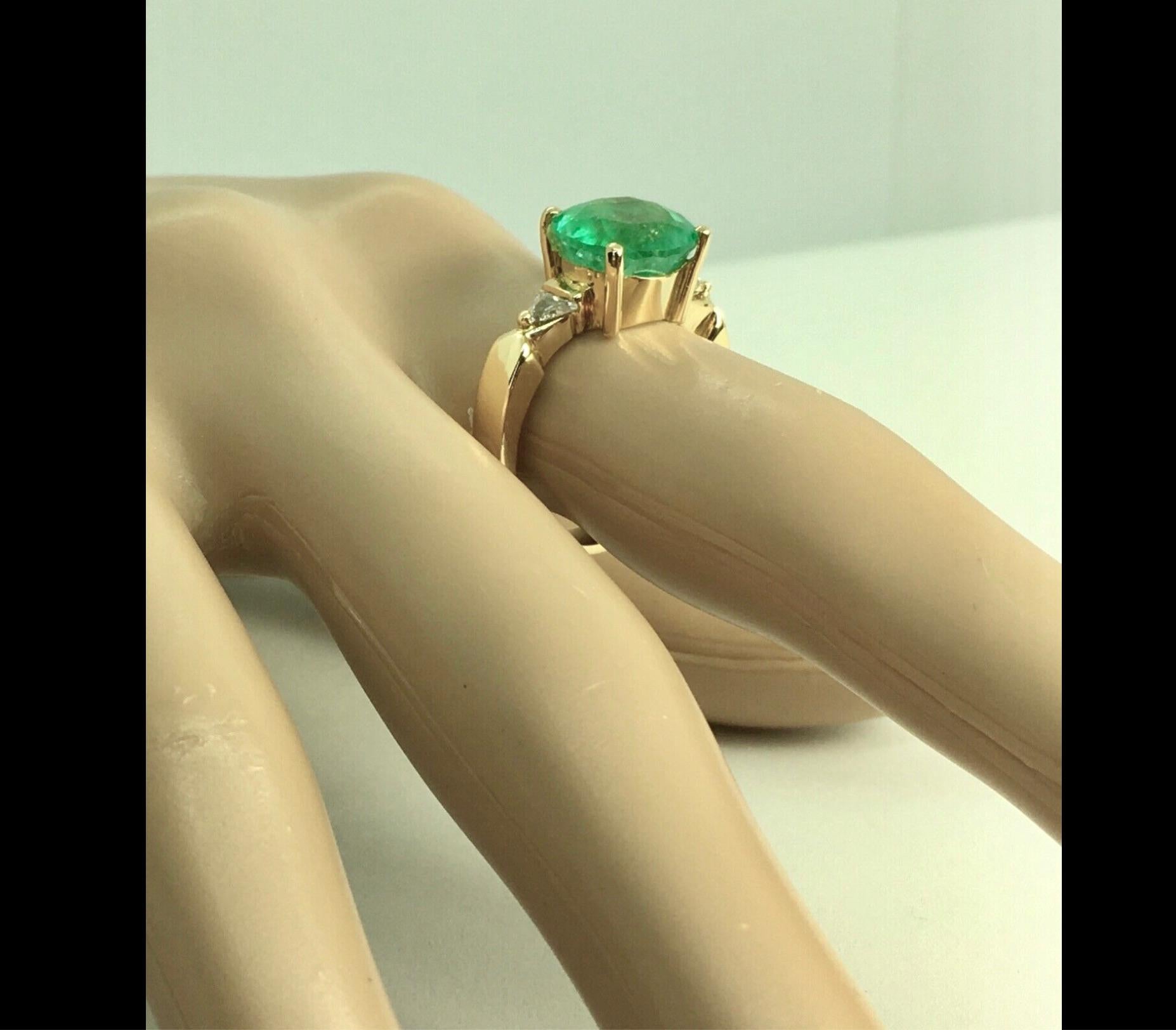 4.70 Carat Round Colombian Emerald Diamond Engagement Ring 18 Karat Gold For Sale 4