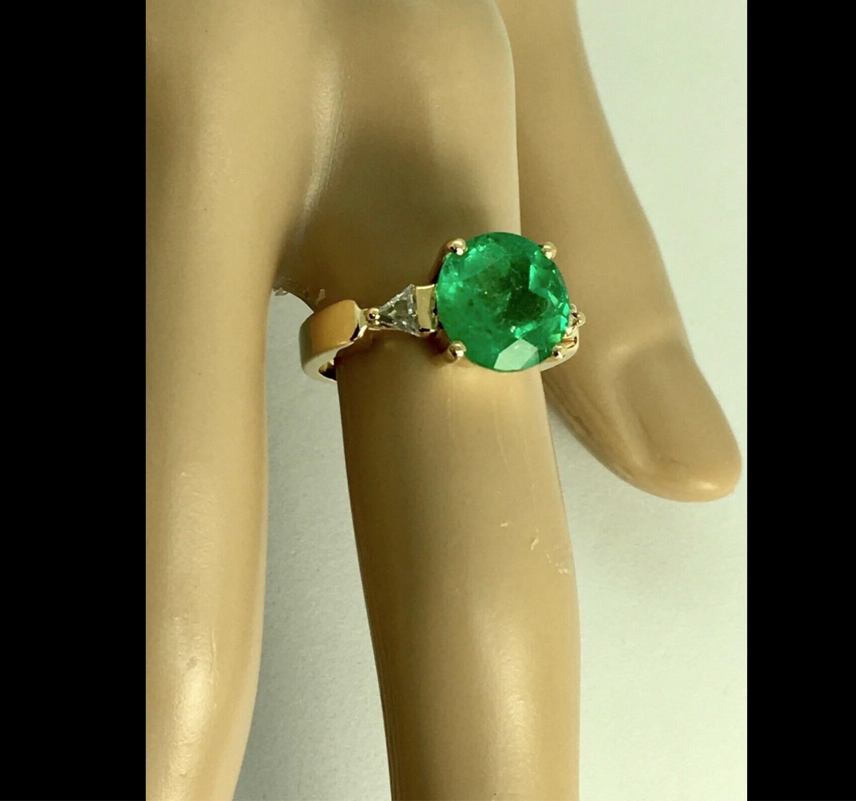 Round Cut 4.70 Carat Round Colombian Emerald Diamond Engagement Ring 18 Karat Gold For Sale