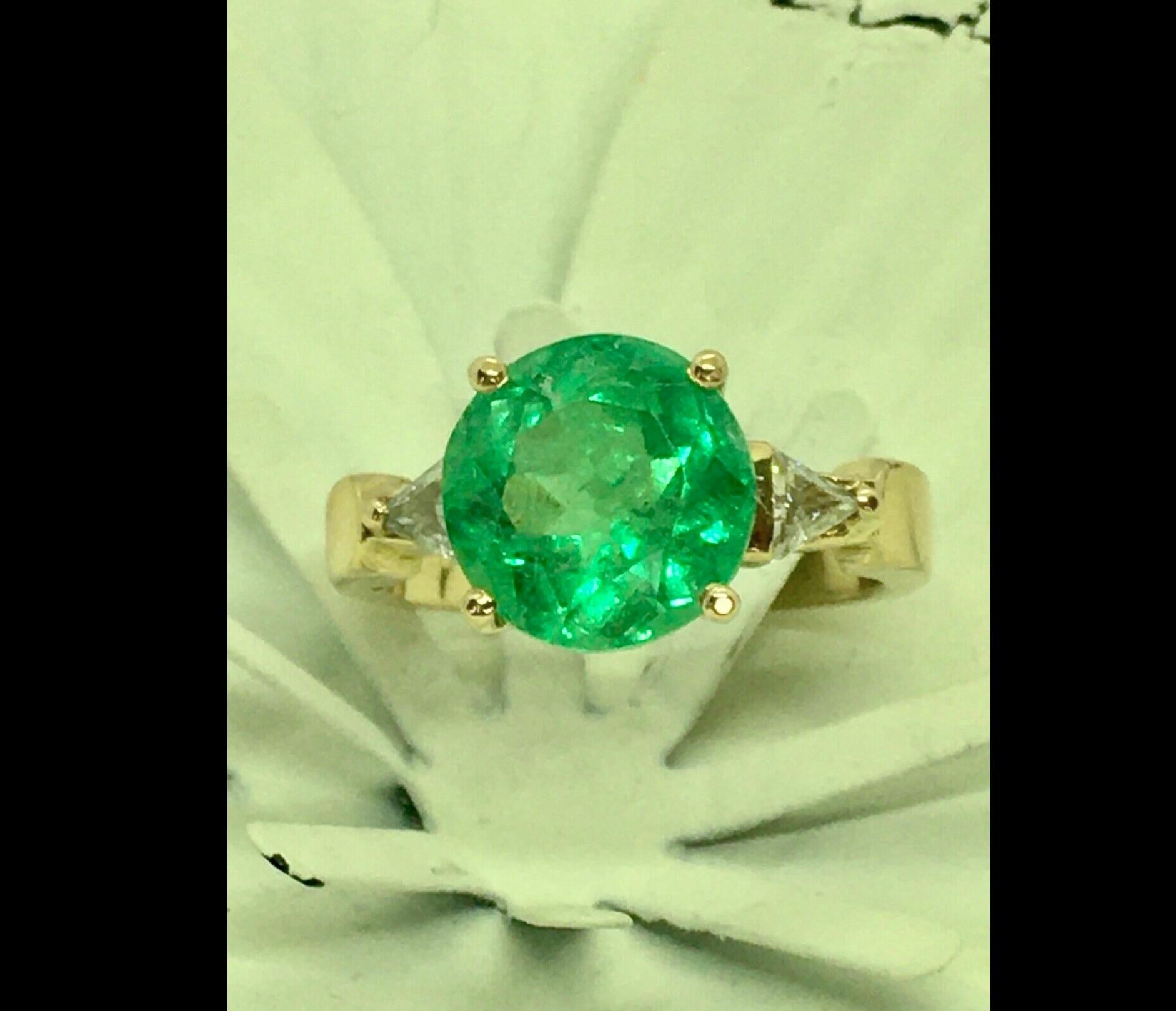 Women's 4.70 Carat Round Colombian Emerald Diamond Engagement Ring 18 Karat Gold For Sale