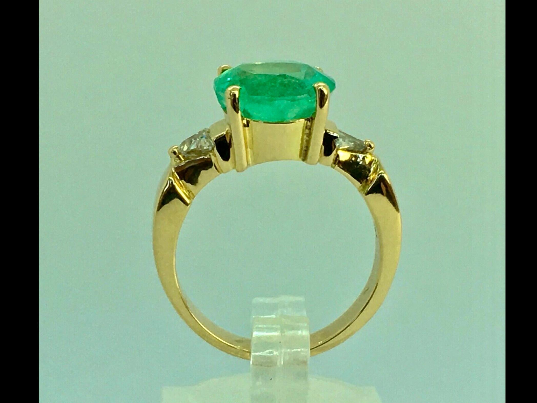 4.70 Carat Round Colombian Emerald Diamond Engagement Ring 18 Karat Gold For Sale 1