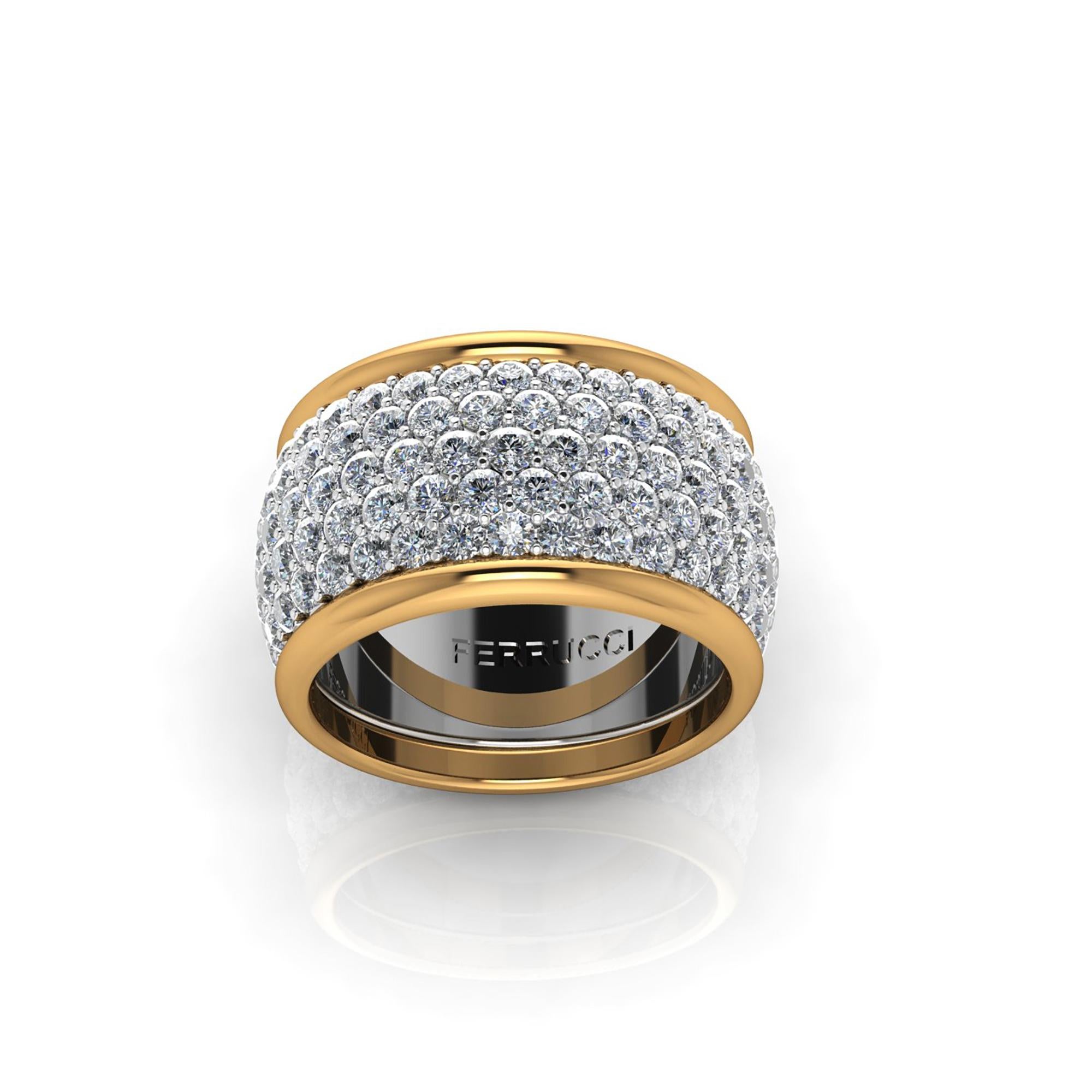 Breiter, leicht kuppelförmiger Ring aus funkelnden weißen Diamanten, verziert mit der Schönheit von Bändern aus 18 Karat Gelbgold, mit einem ungefähren Gesamtkaratgewicht von 4,70 Karat, handgefertigt in New York City von Hand von  Italienischer
