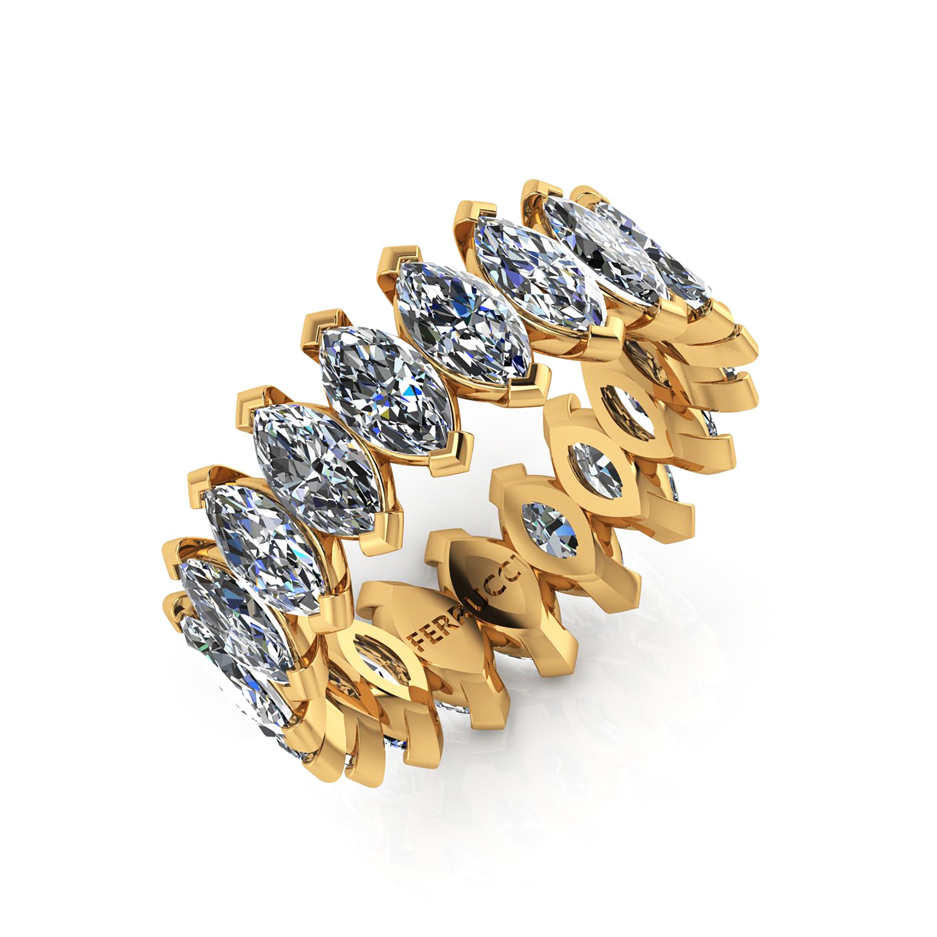Un classique FERRUCCI de 4,70 carats de diamants blancs brillants de couleur G, de clarté VS, sertis à la perfection dans un anneau éternité en or jaune 18k fait à la main, de 7 mm de large, collection superposable, fabriqué à New York avec le