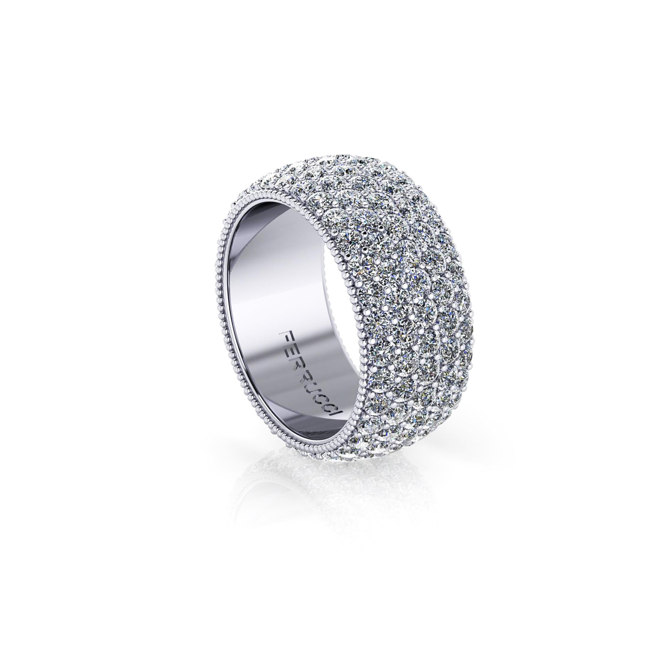 Breiter, leicht kuppelförmiger Ring mit funkelnden weißen Diamanten, Reinheit der Farbe G, VS/SI1 +++ mit einem ungefähren Gesamtkaratgewicht von 4,70 Karat, handgefertigt in New York City von Hand von  Italienischer Meisterjuwelier, aus 18 Karat