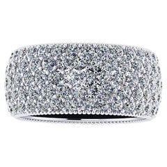 Bague pavée de diamants blancs de 4,70 carats en or blanc 18 carats