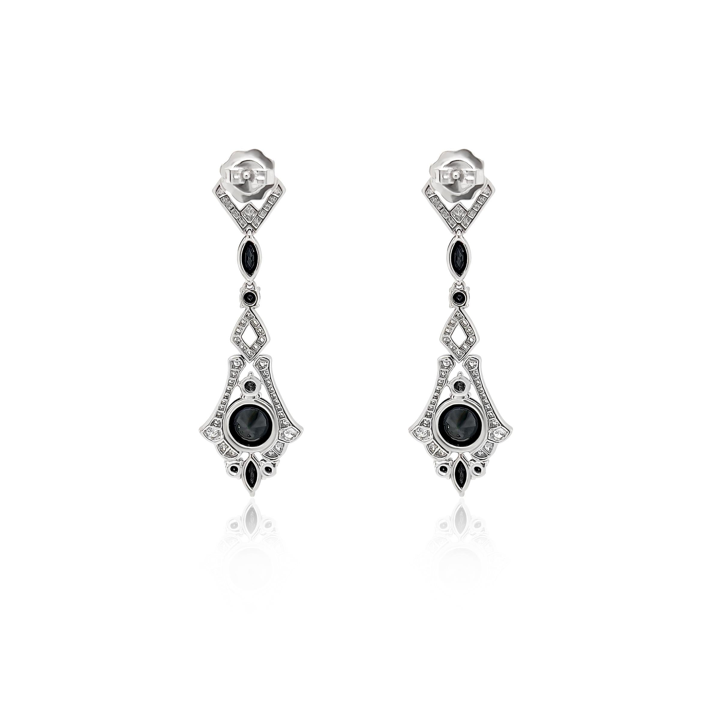 Ces boucles d'oreilles exquises sont fabriquées avec une attention méticuleuse aux détails, inspirées par le glamour et la précision caractéristiques de l'ère Art déco.

Au cœur de ces boucles d'oreilles se trouvent des spinelles noirs captivants,