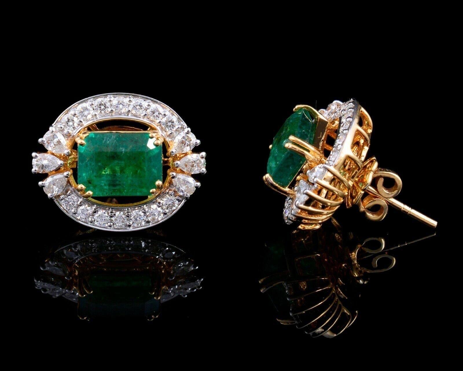 Clous d'oreilles en or 18 carats avec diamants et émeraudes de 4,70 carats Neuf - En vente à Hoffman Estate, IL
