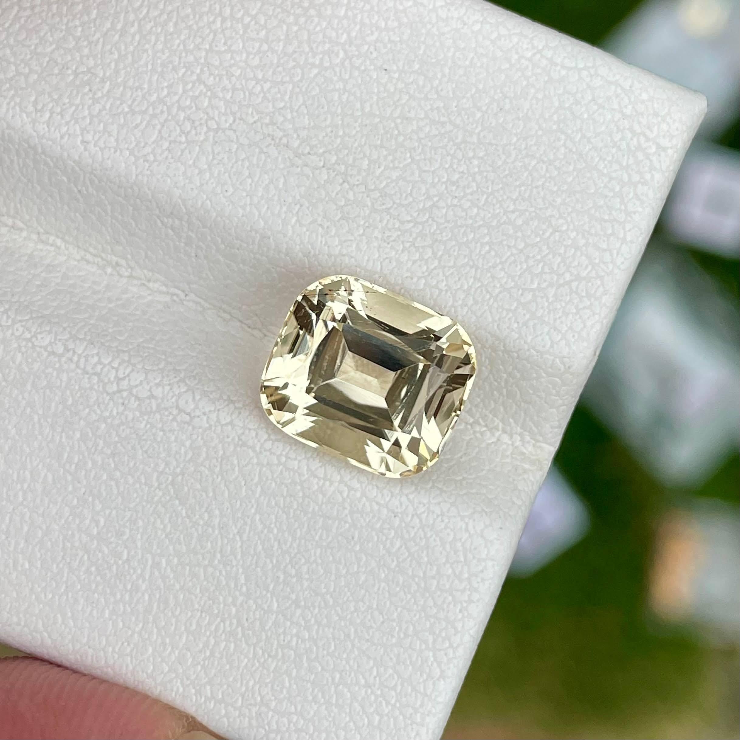 Peso 4,70 quilates 
Dimensiones 10,3x9,0x7,8 mm
Tratamiento ninguno 
Origen Tanzania 
Claridad ojo limpio 
Cojín de forma
Cortar cojín de fantasía 



La Escapolita Amarillo Claro de 4,70 quilates, tallada en forma de cojín, emana un aura suave y