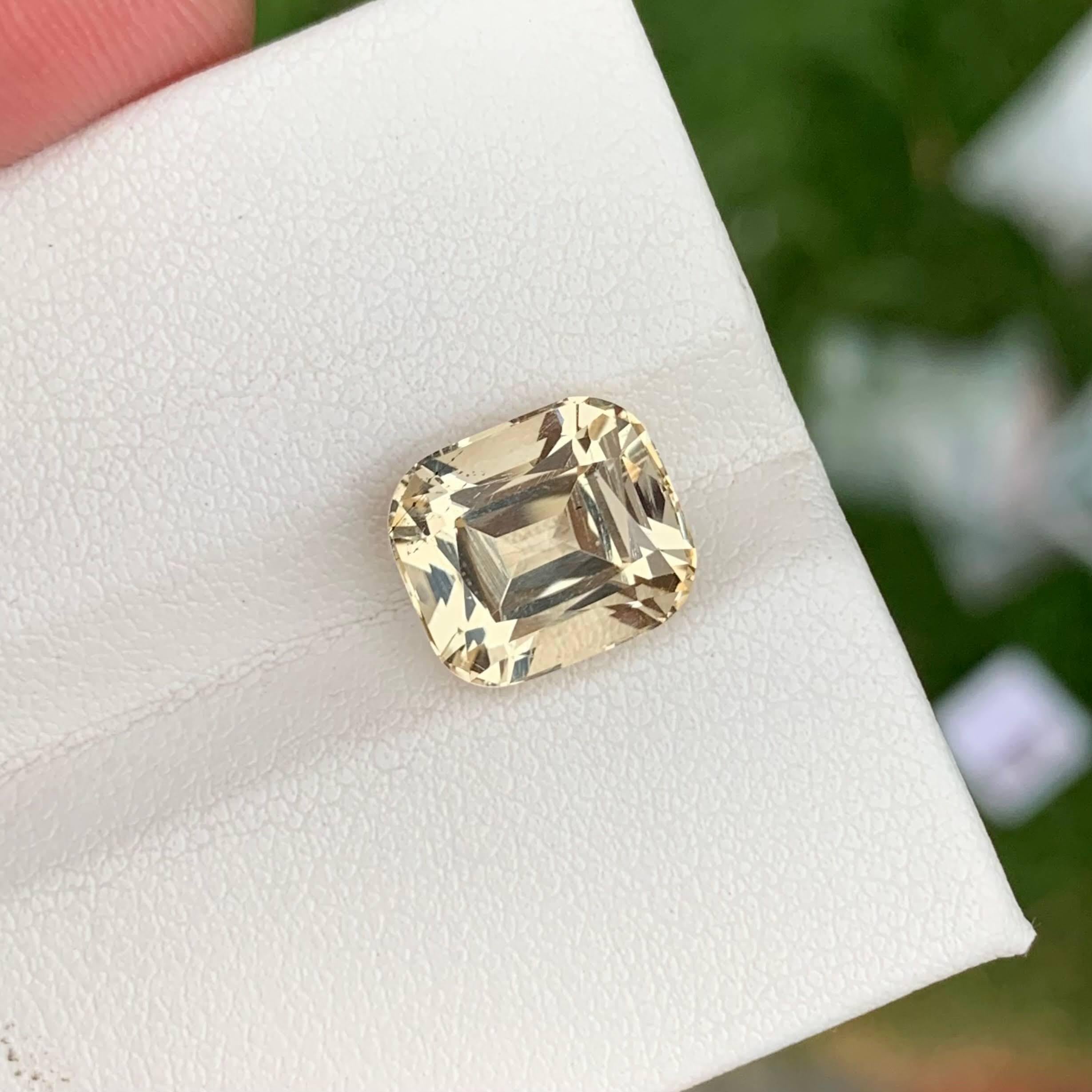 4.70 Carats Light Yellow Loose Scapolite Stone Cushion Cut Tanzanian Gemstone In New Condition For Sale In Bangkok, TH