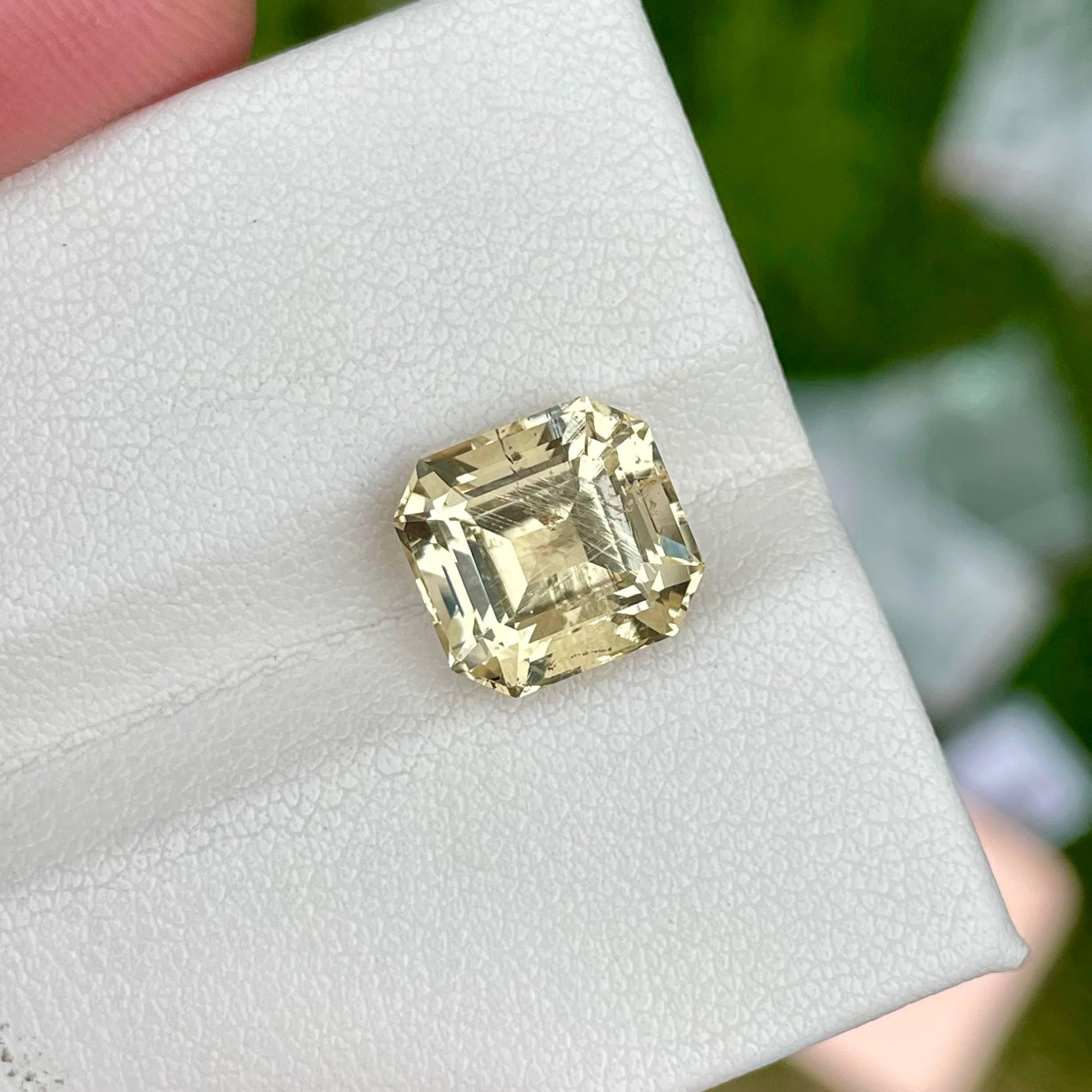 Poids 4,70 carats 
Dimensions 9,9x9,3x7,7 mm
Traitement aucun 
Origine Tanzanie 
Clarity SI 
Forme octogonale 
Coupeur Asscher 



La pierre scapolite jaune pâle de 4,70 carats, taillée en asscher, émet une aura douce et chaleureuse, rappelant la