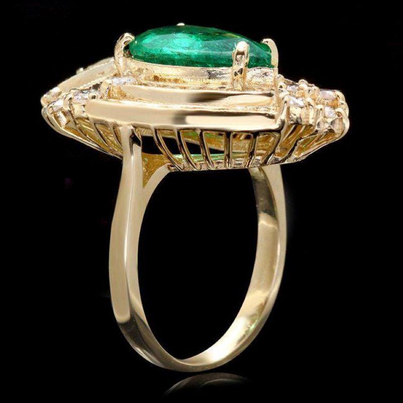 Mixed Cut 4.70 Carats Natural Emerald & Diamond 14k Solid Yellow Gold Ring For Sale