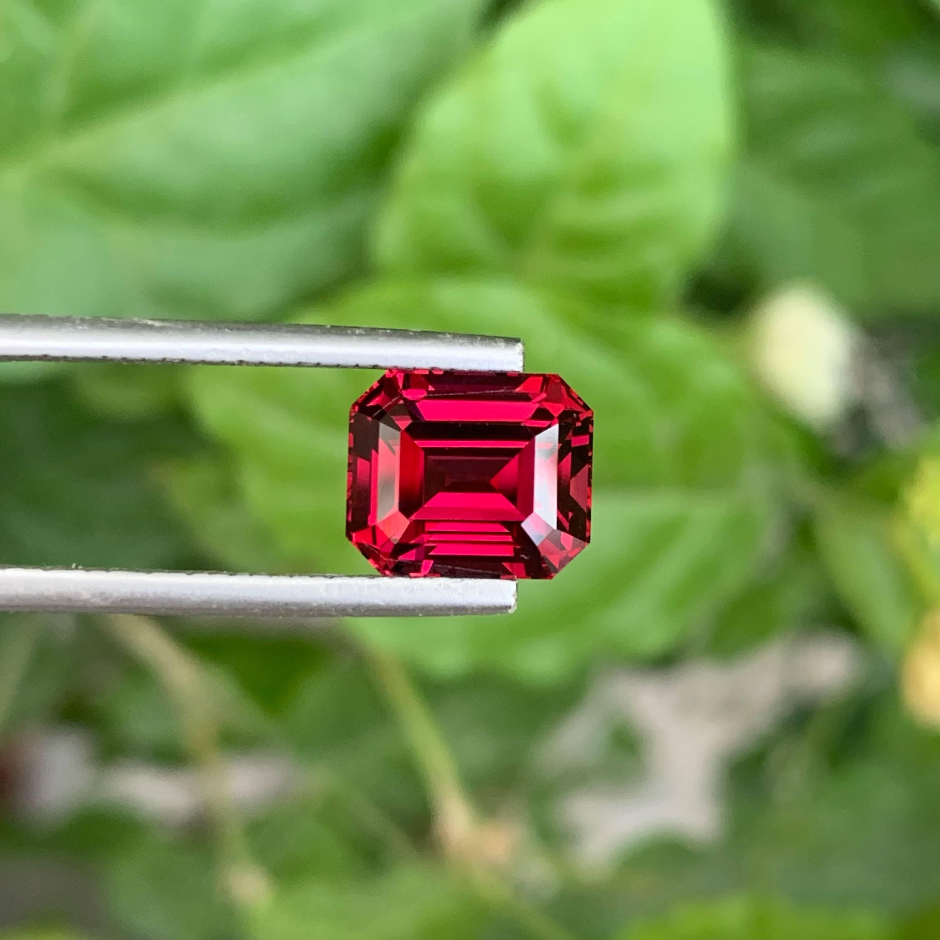 4,70 Karat rosafarbener roter Umbalite-Granatstein mit Smaragdschliff aus Afrika (Moderne) im Angebot