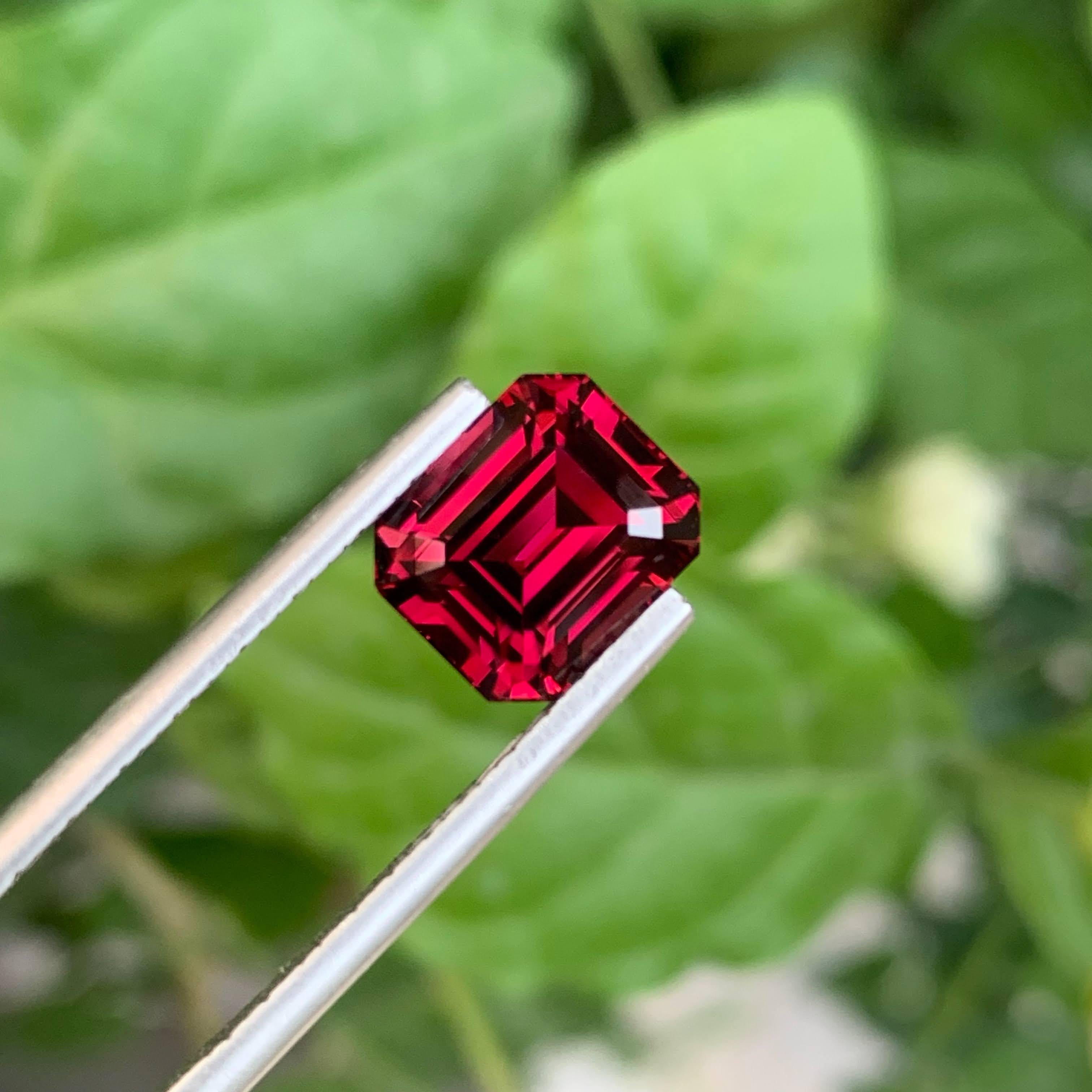 4,70 Karat rosafarbener roter Umbalite-Granatstein mit Smaragdschliff aus Afrika im Zustand „Neu“ im Angebot in Bangkok, TH