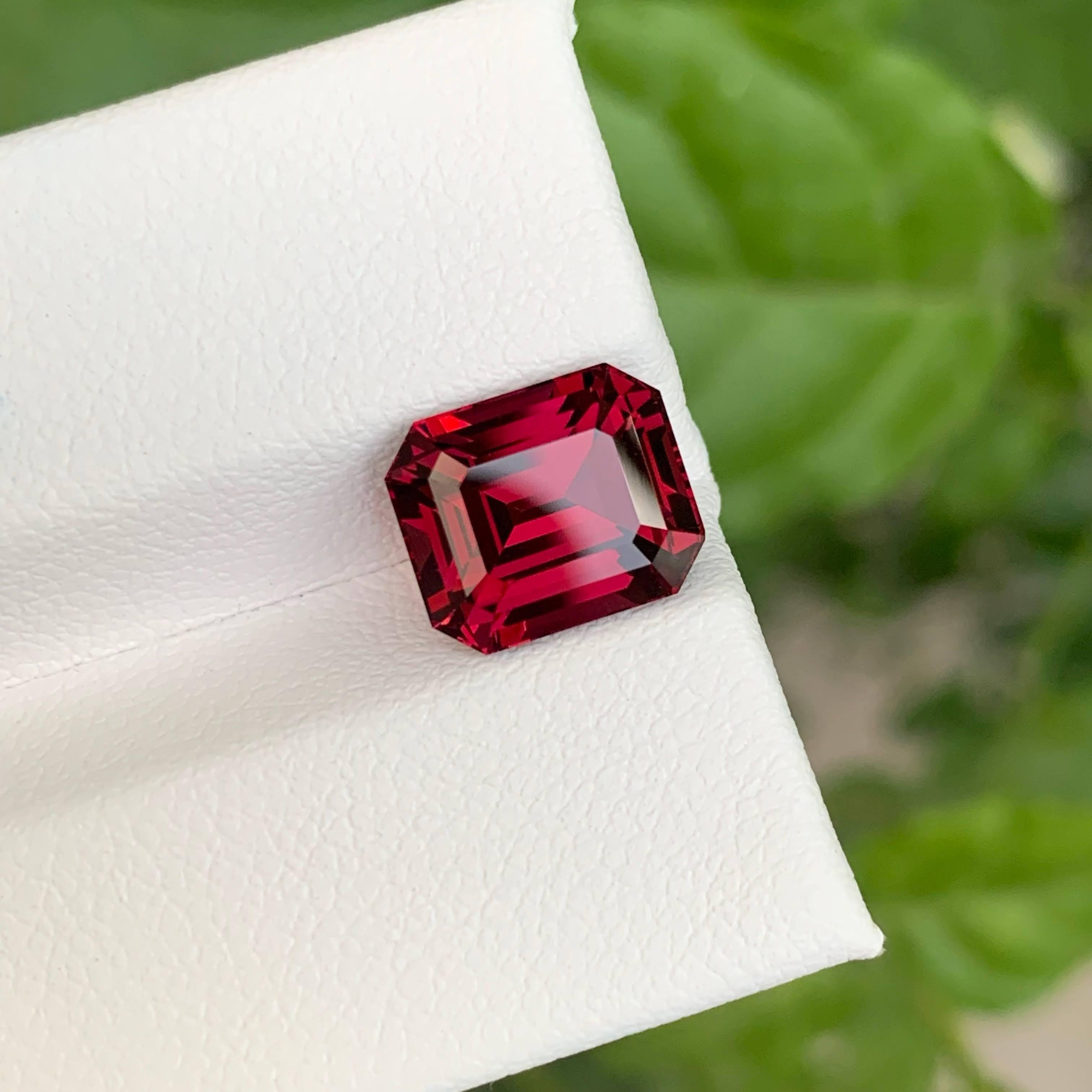 4,70 Karat rosafarbener roter Umbalite-Granatstein mit Smaragdschliff aus Afrika für Damen oder Herren im Angebot