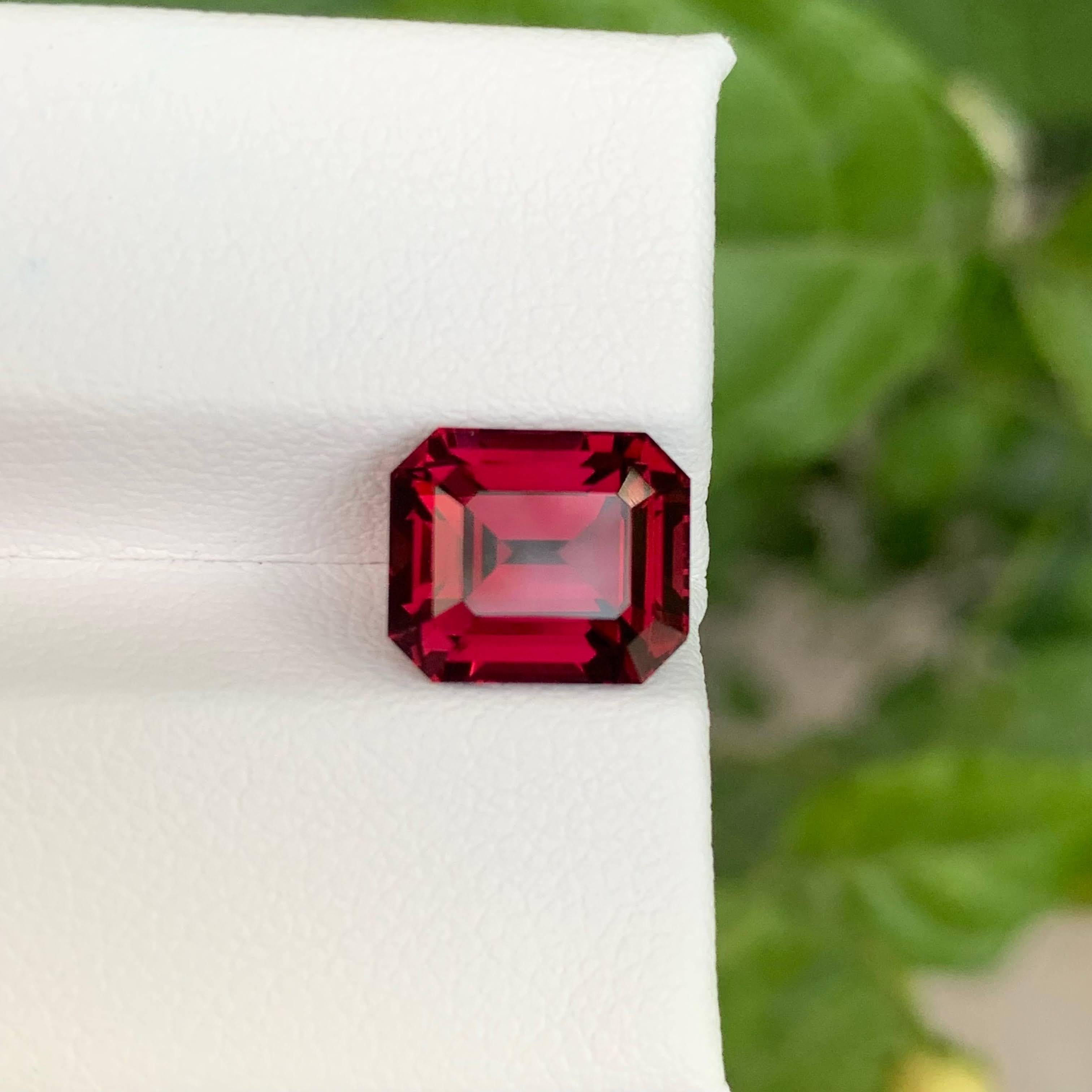 4,70 Karat rosafarbener roter Umbalite-Granatstein mit Smaragdschliff aus Afrika im Angebot 1