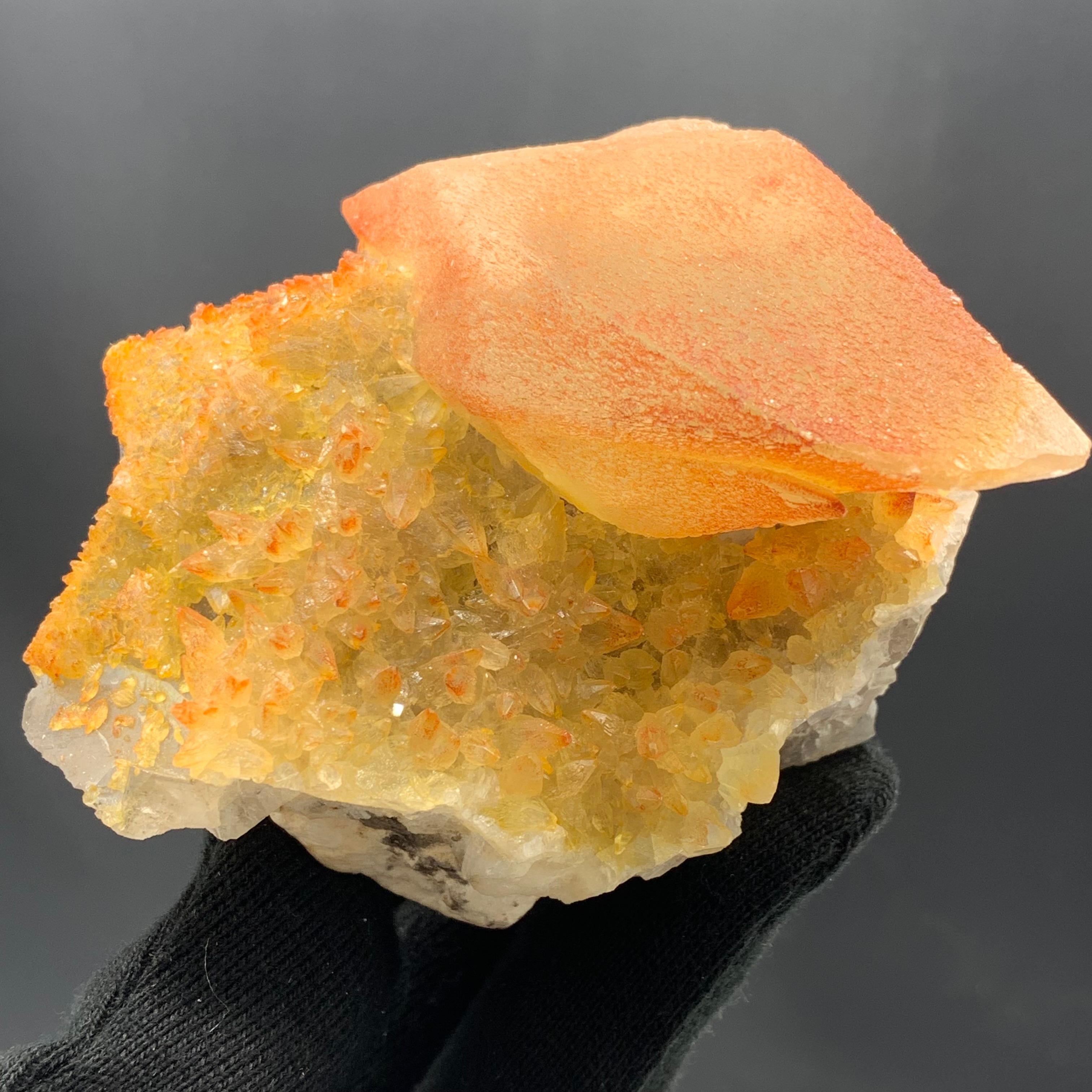 470.02 Gram Beautiful Fluorite With Calcite Specimen From Pakistan  (Adamstil) im Angebot