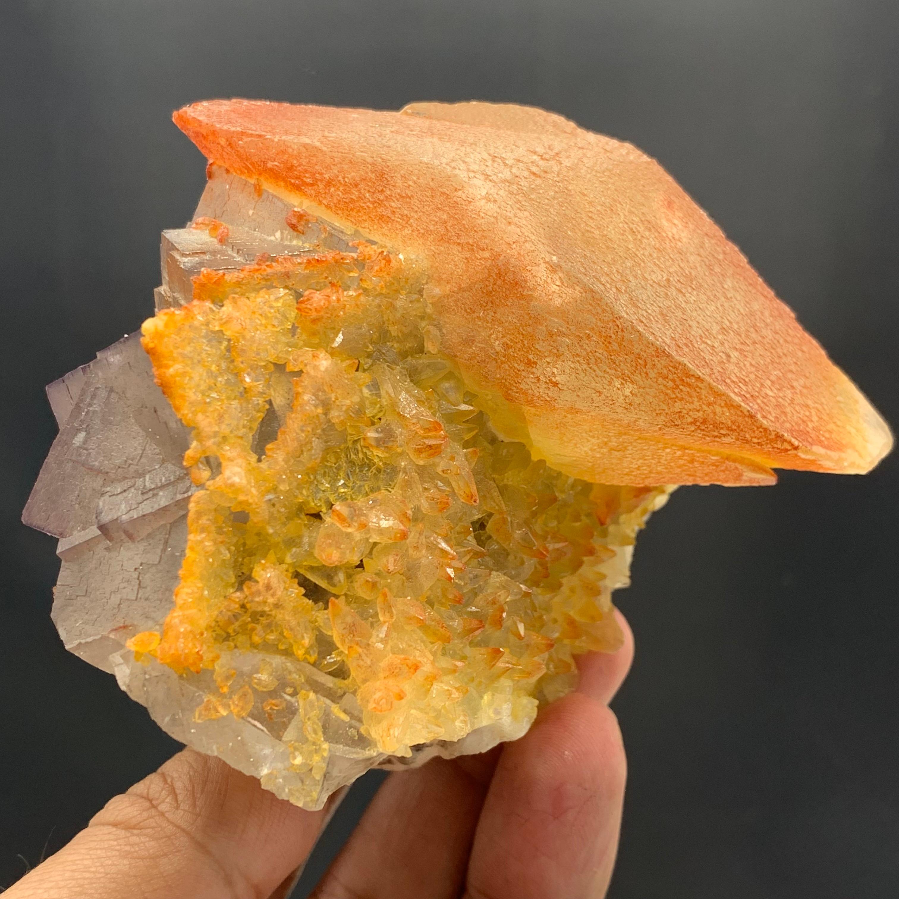 470.02 Gram Beautiful Fluorite With Calcite Specimen From Pakistan  im Zustand „Gut“ im Angebot in Peshawar, PK