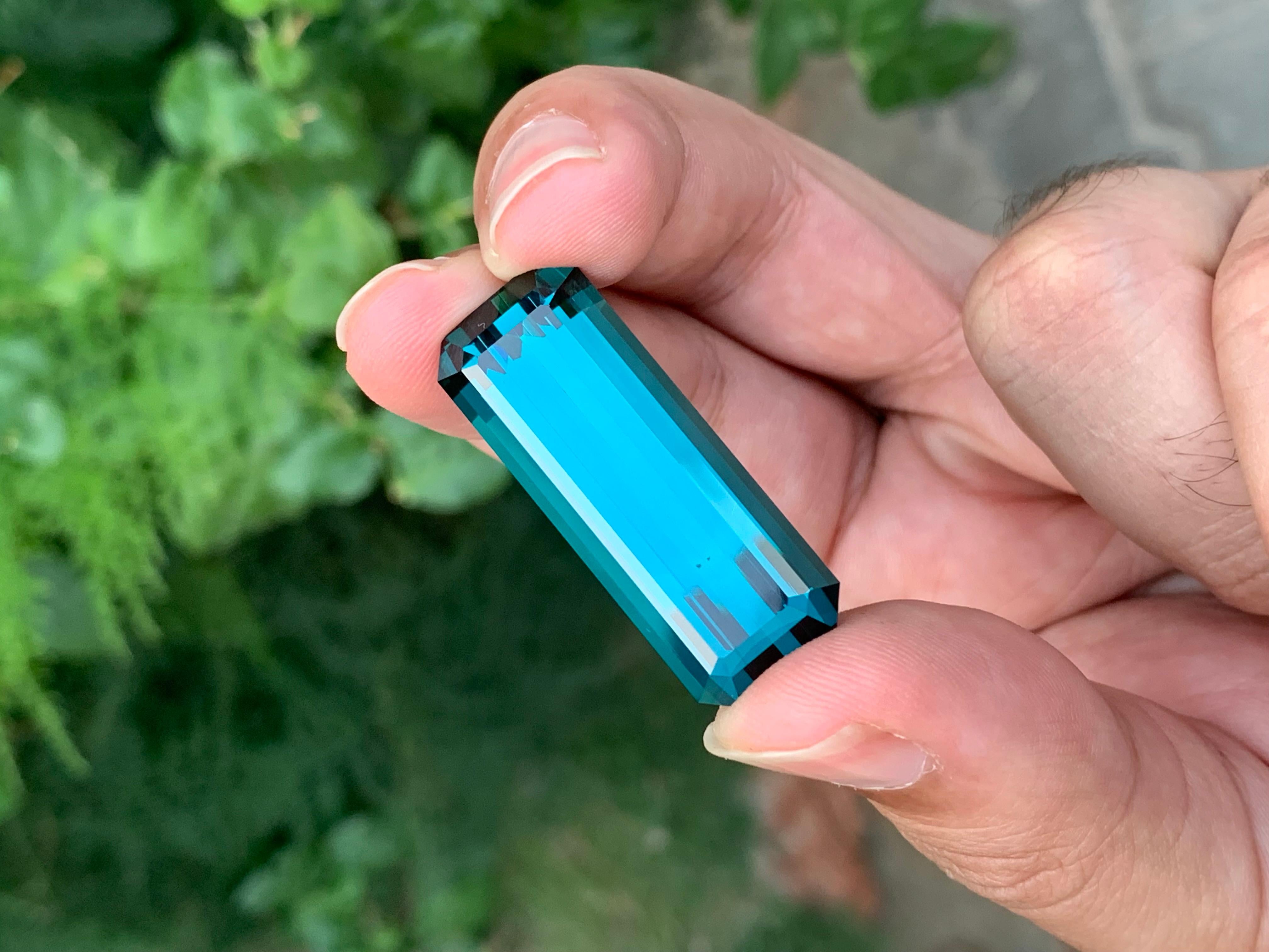 47,05 Karat Riesige Natürliche Lose Indicolite Turmalin Smaragd Form Edelstein im Zustand „Neu“ im Angebot in Peshawar, PK