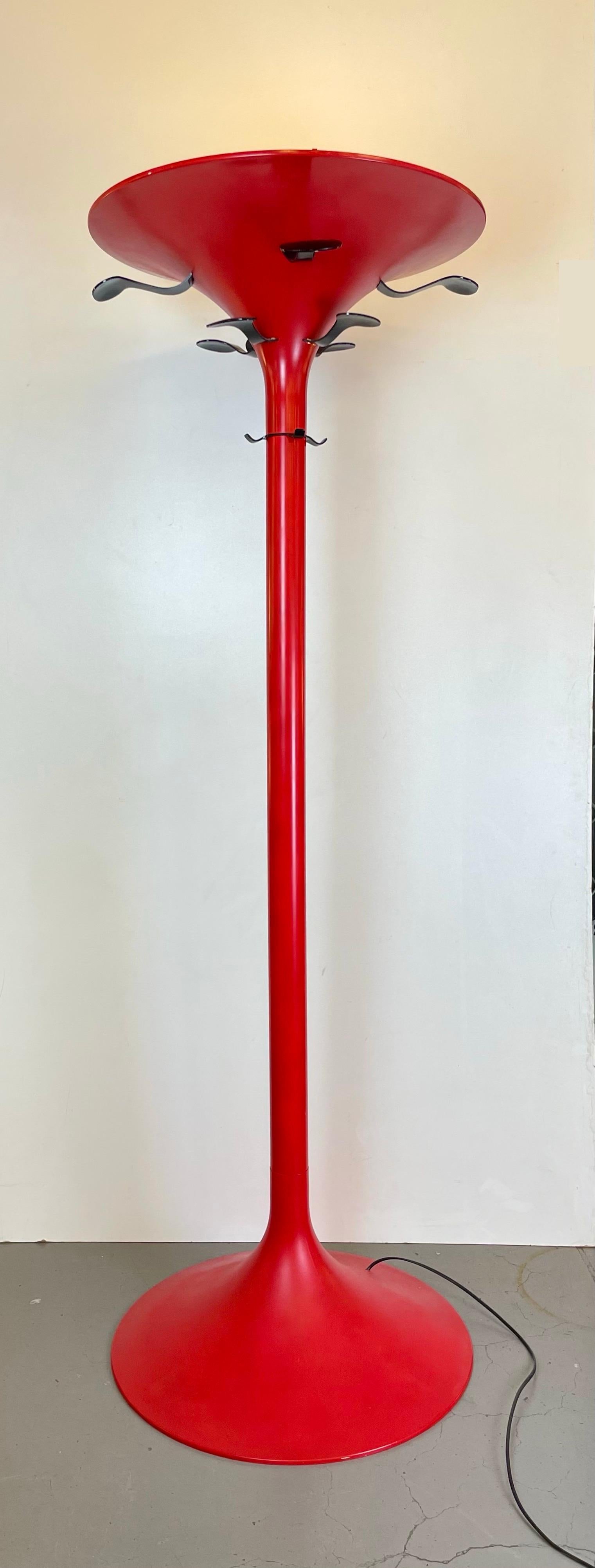 4706, iconic Space-Age coat rack and floor lamp made in red (repainted) abs with twelve black aluminum hooks, designed by the Studio BBPR for Kartell in the 1970’s.
-
4706, porte-manteau et lampadaire iconique de l'ère spatiale en ABS rouge