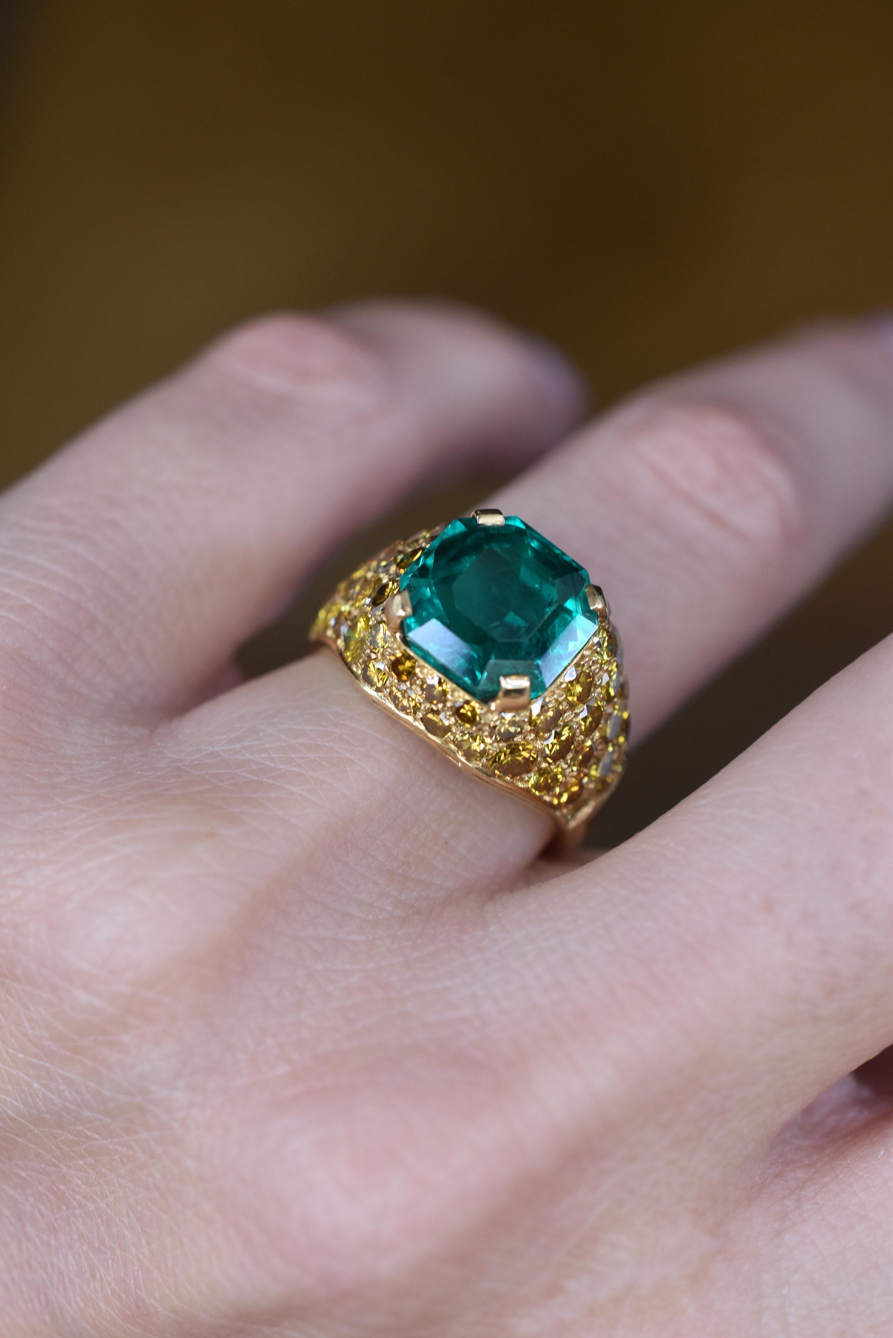 Esmeralda colombiana de 4,70 ct y diamante amarillo fantasía Anillo de oro de 18k en venta 8
