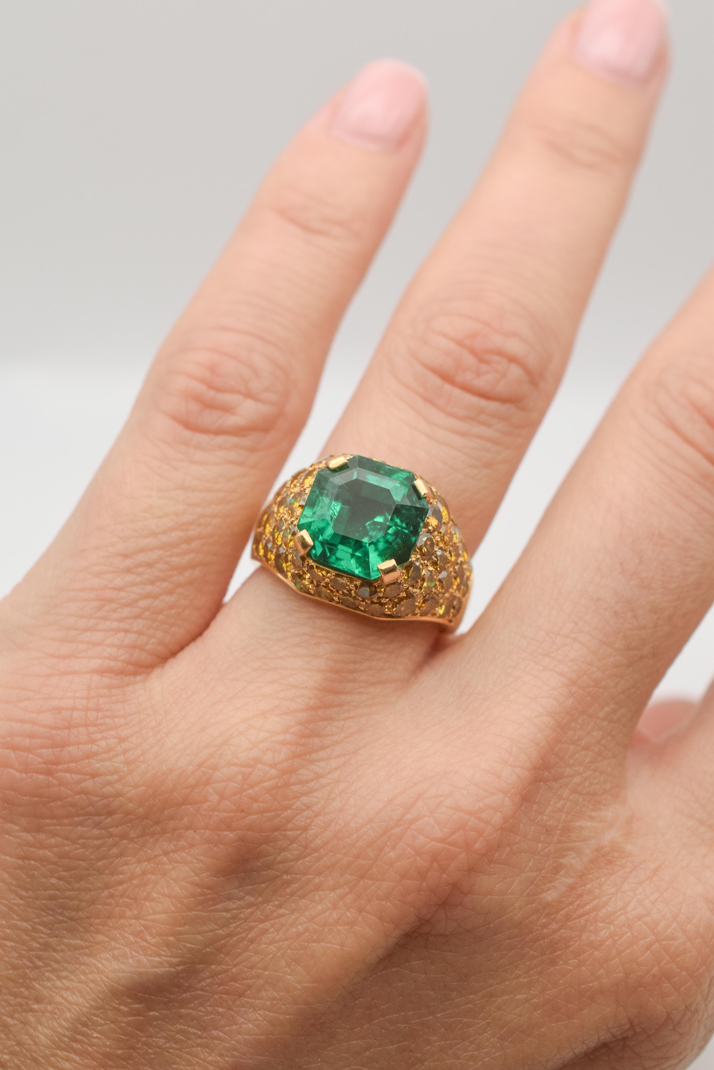 Taille émeraude Bague en or 18 carats, émeraude de Colombie 4,70 carats et diamant jaune fantaisie en vente