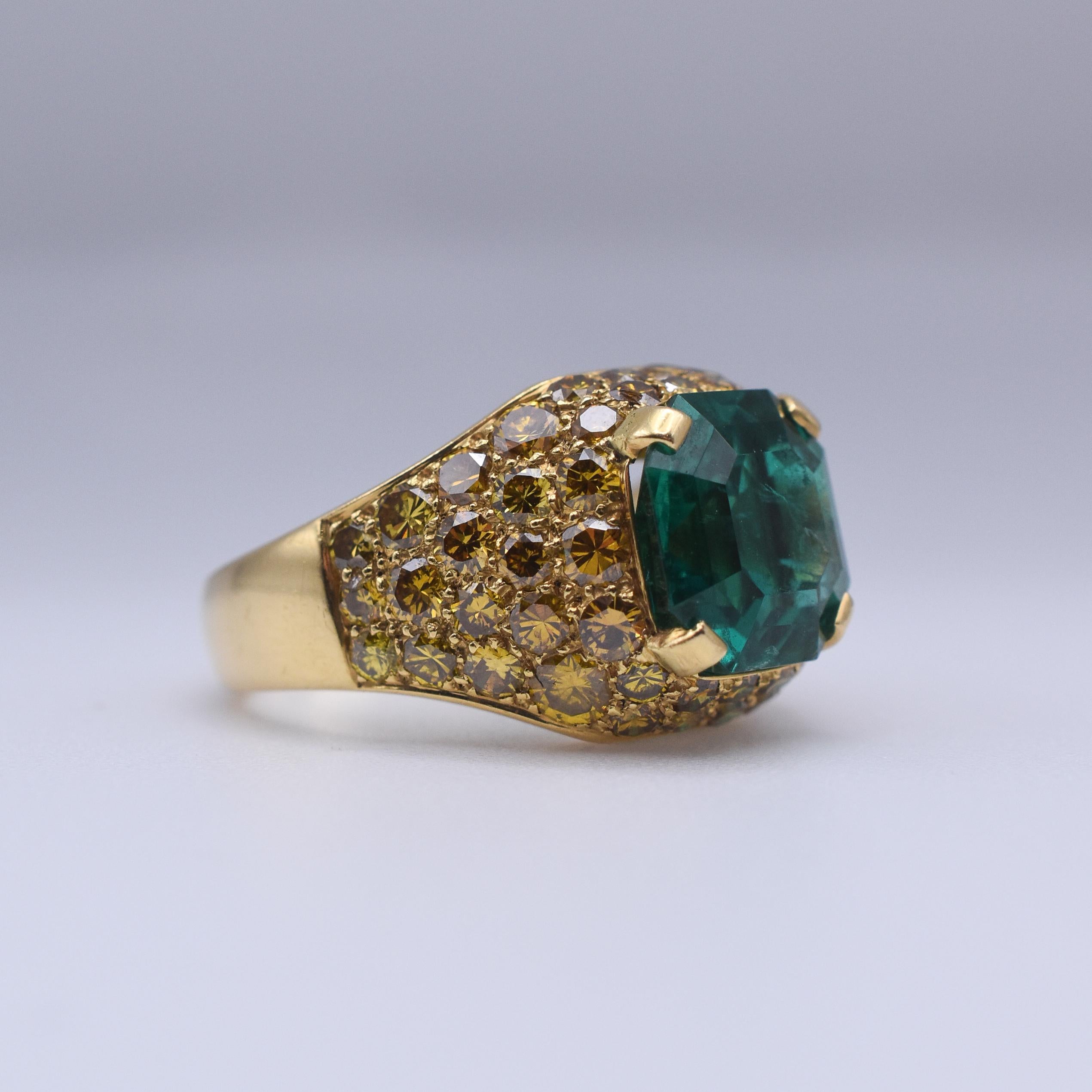 4.70ct Colombian Emerald and Fancy Yellow Diamond 18k Gold Ring In Excellent Condition For Sale In New York, NY