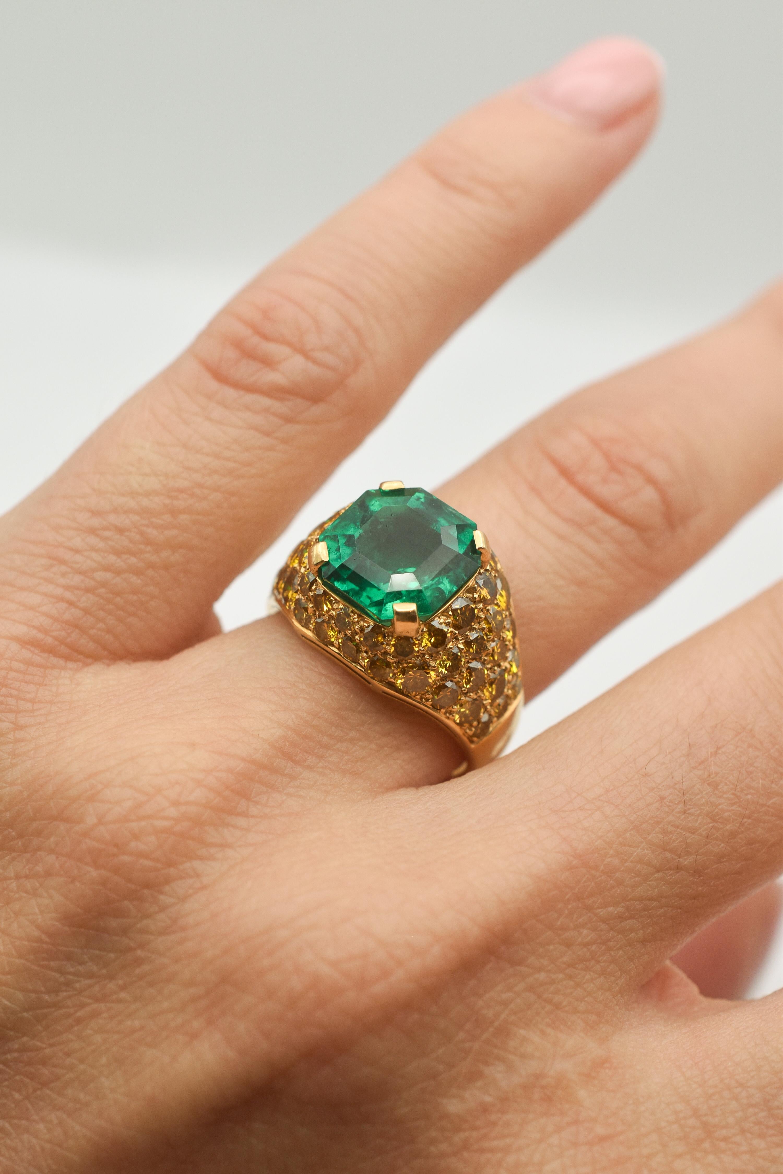 Women's or Men's 4.70ct Colombian Emerald and Fancy Yellow Diamond 18k Gold Ring For Sale