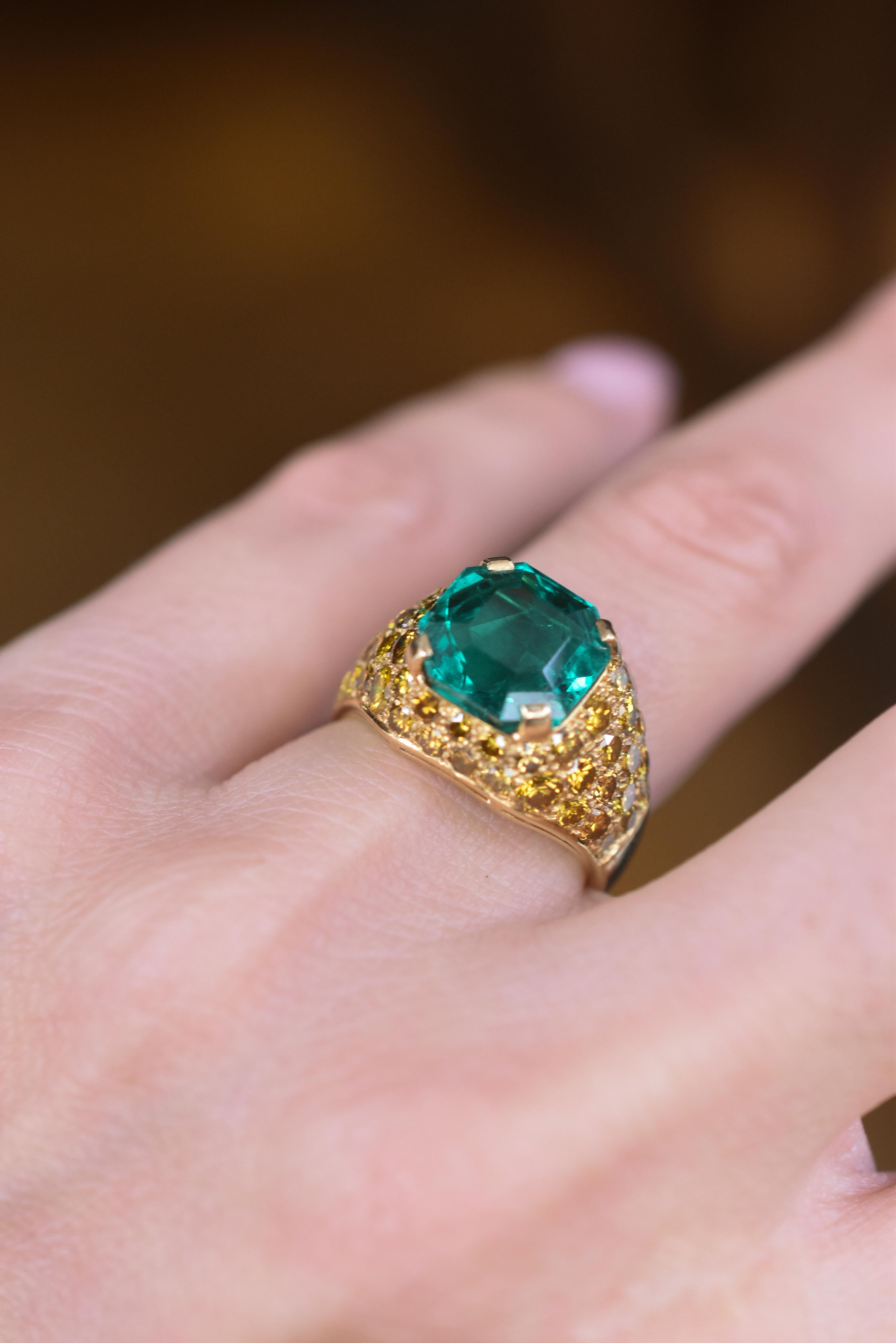 Bague en or 18 carats, émeraude de Colombie 4,70 carats et diamant jaune fantaisie en vente 2