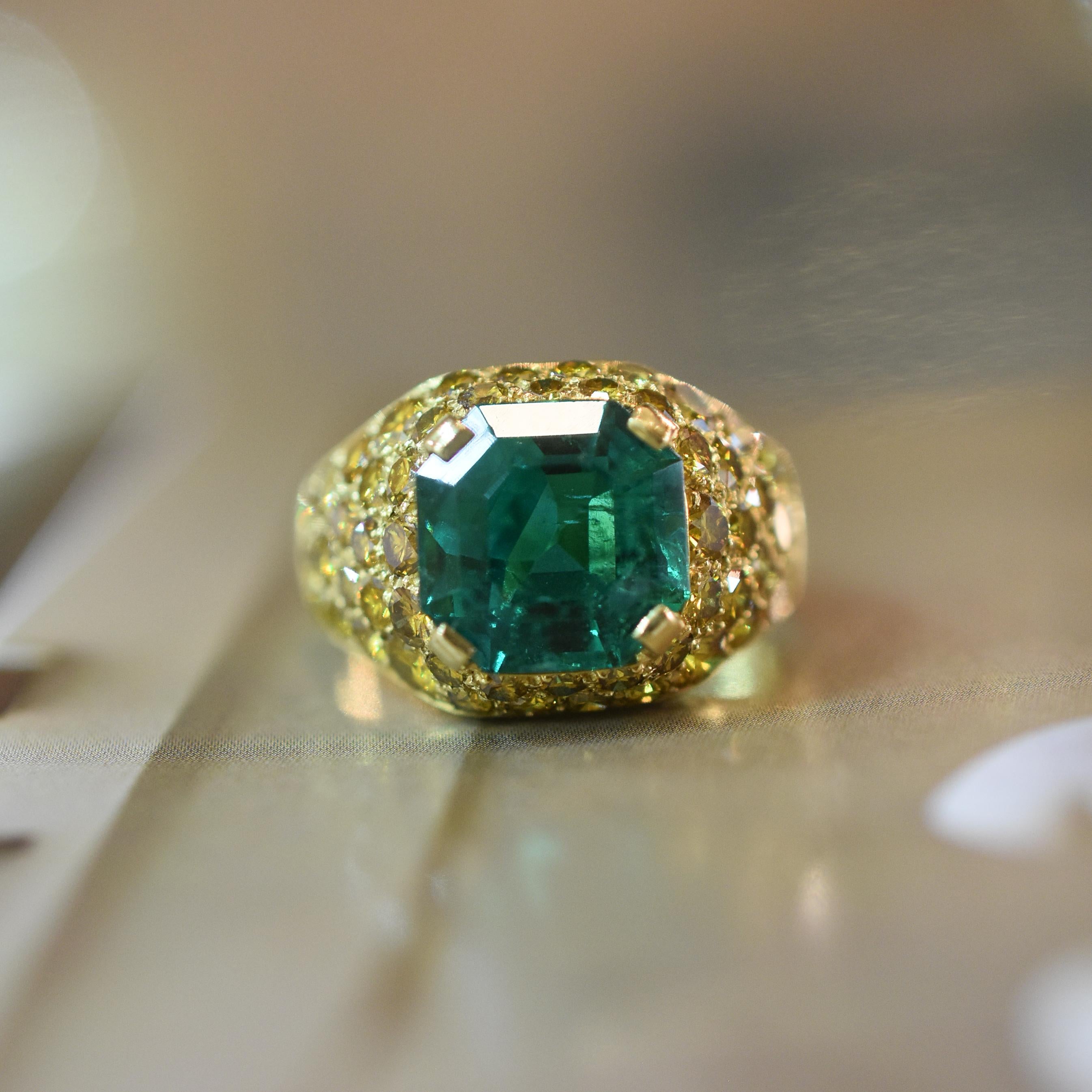 Esmeralda colombiana de 4,70 ct y diamante amarillo fantasía Anillo de oro de 18k en venta 3