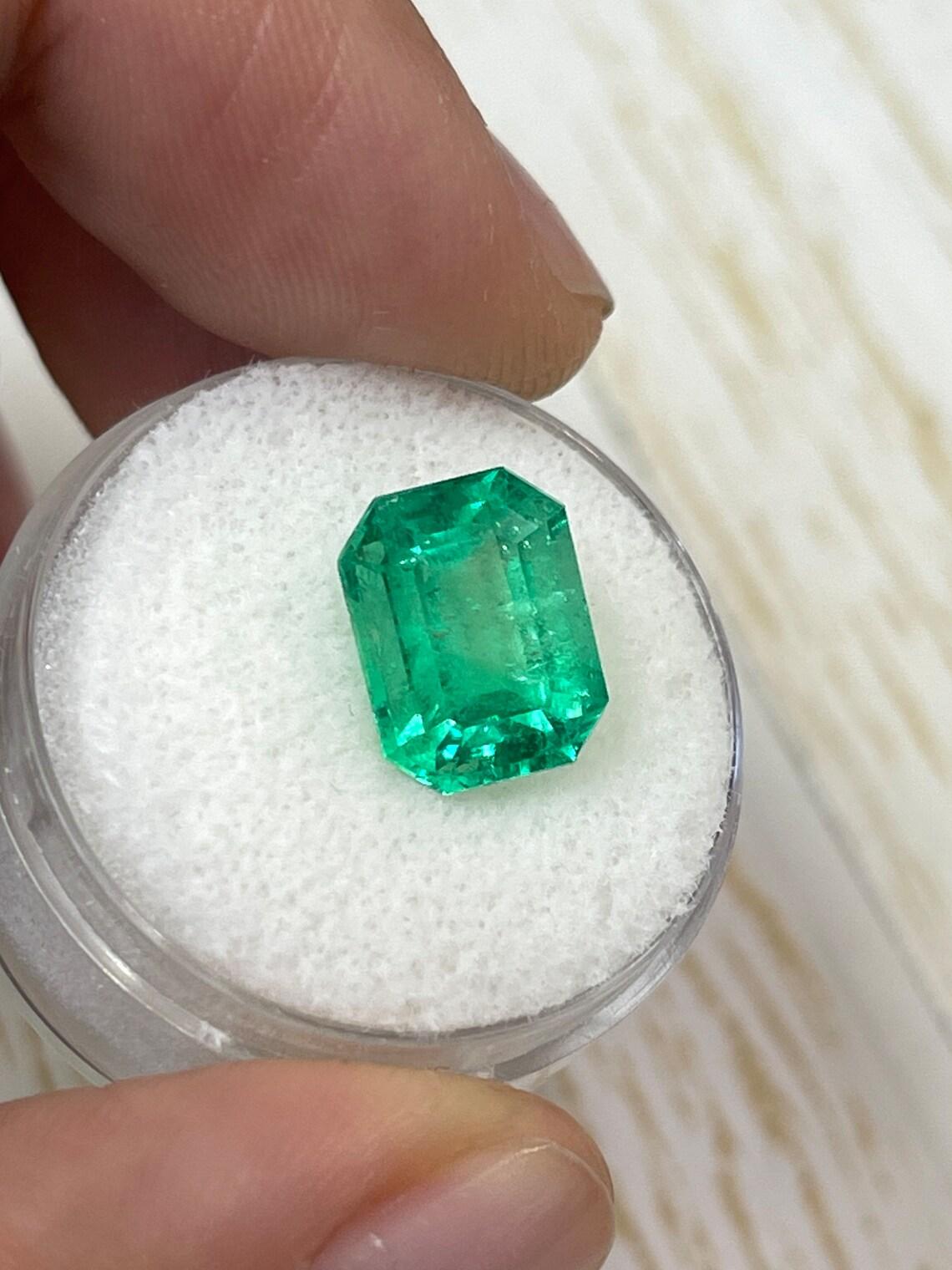 Moderne 4.70ct Yellowish Green Classic Emerald Cut Colombian Gem 11x9 Genuine May en vente