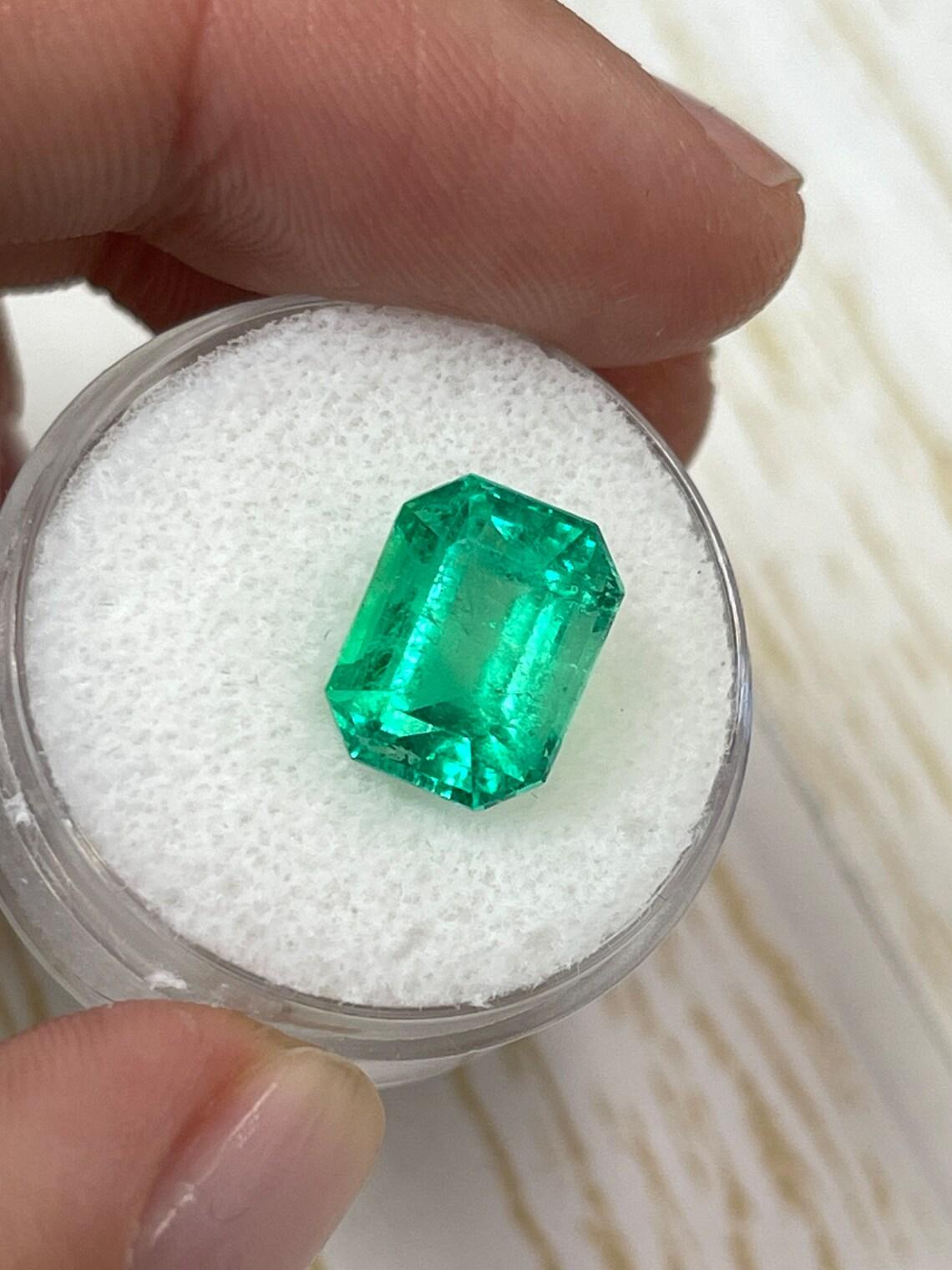 Taille émeraude 4.70ct Yellowish Green Classic Emerald Cut Colombian Gem 11x9 Genuine May en vente