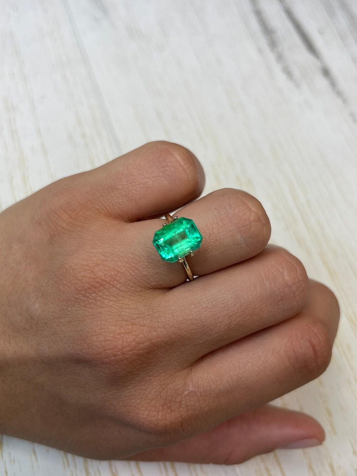 4.70ct Yellowish Green Classic Emerald Cut Colombian Gem 11x9 Genuine May en vente 1