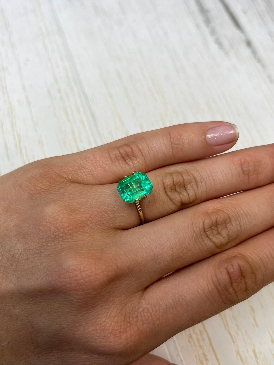 4.70ct Yellowish Green Classic Emerald Cut Colombian Gem 11x9 Genuine May en vente 2