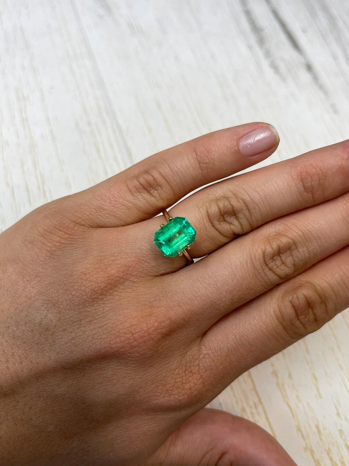 4.70ct Yellowish Green Classic Emerald Cut Colombian Gem 11x9 Genuine May en vente 3