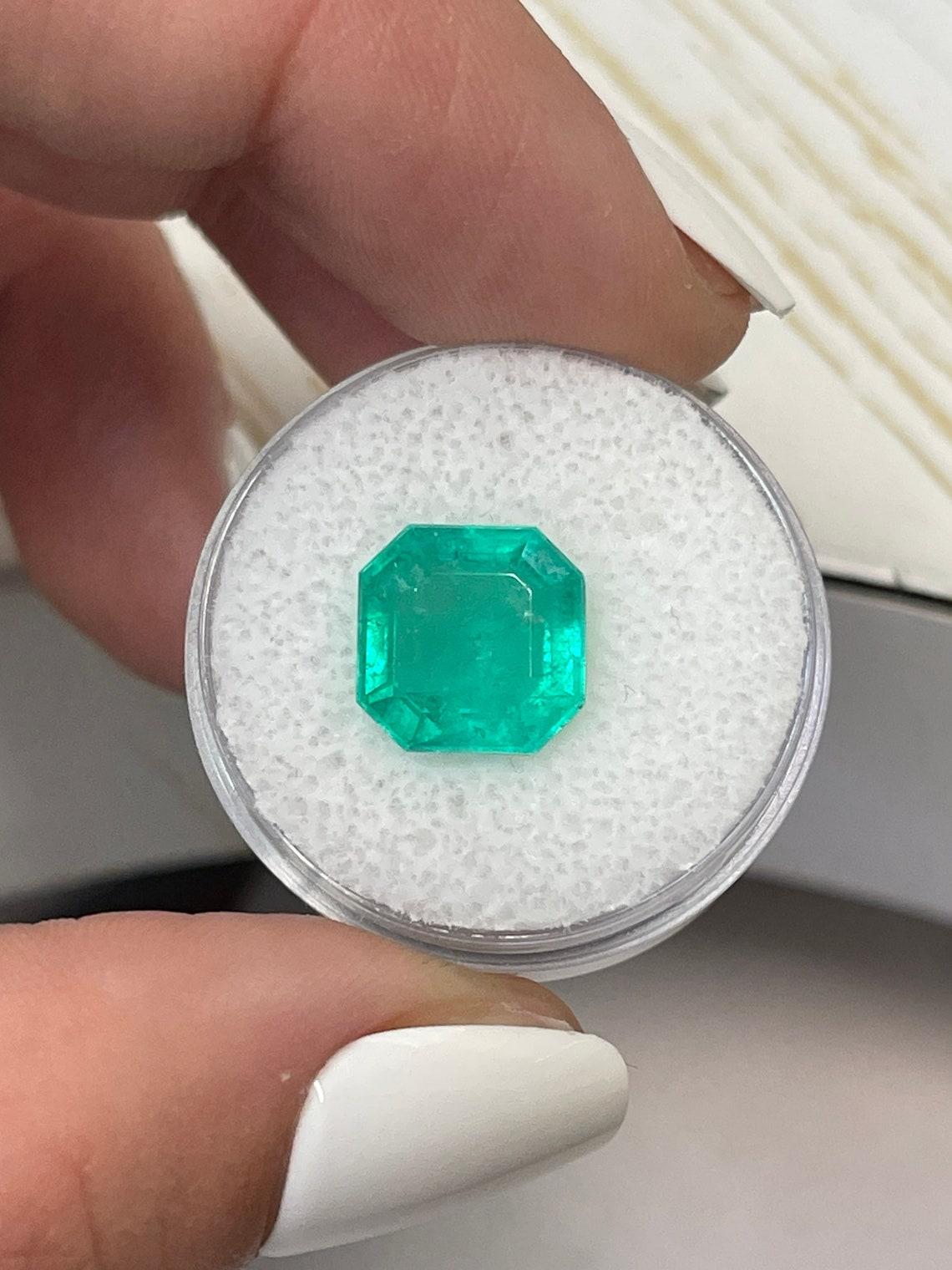 Pierre : Émeraude
Poids : 4,71 carats
Forme : Coupe Asscher
Clarté : Transparent
Lustre : Très bon
Couleur : vert bleuté
Dimensions : 10,32 mm x 10,45 mm x 6,17 mm
Origine géographique : Colombie
Traitement : Naturel, huilé

Commentaires : En raison