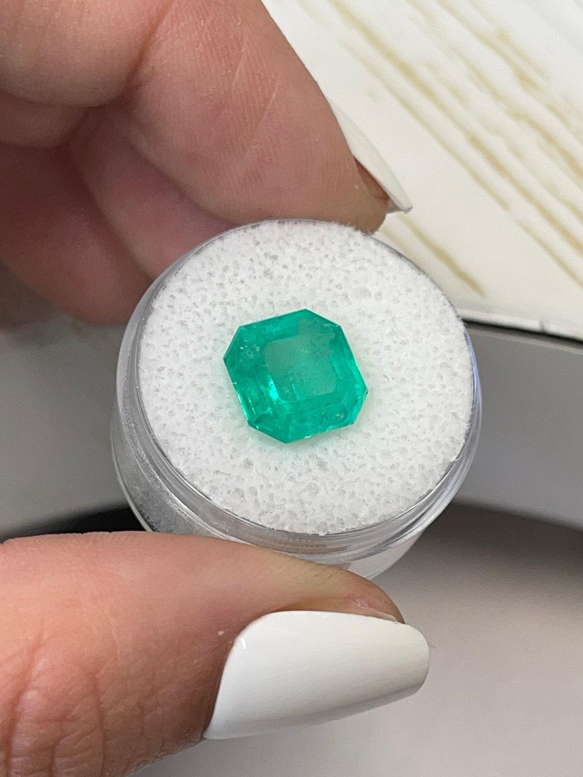 Moderne Émeraude colombienne taille Asscher de 4,71 carats 10,5x10,5, coins coupés, naissances de mai en vente