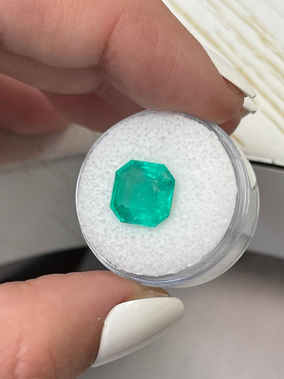 Taille Asscher Émeraude colombienne taille Asscher de 4,71 carats 10,5x10,5, coins coupés, naissances de mai en vente