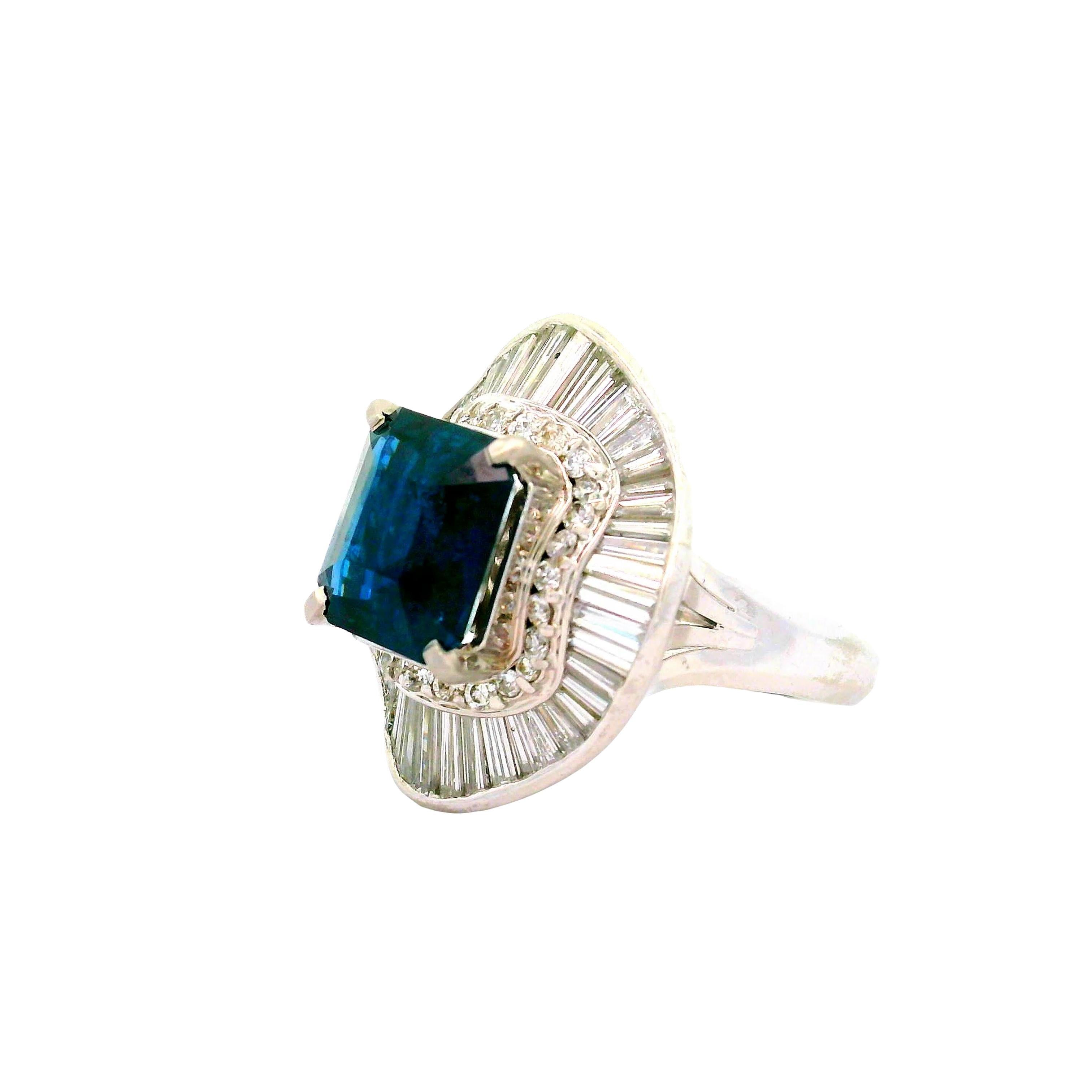 4.71 Carat Blue Sapphire Diamond Halo Platinum Ring im Zustand „Hervorragend“ im Angebot in Beverly Hills, CA