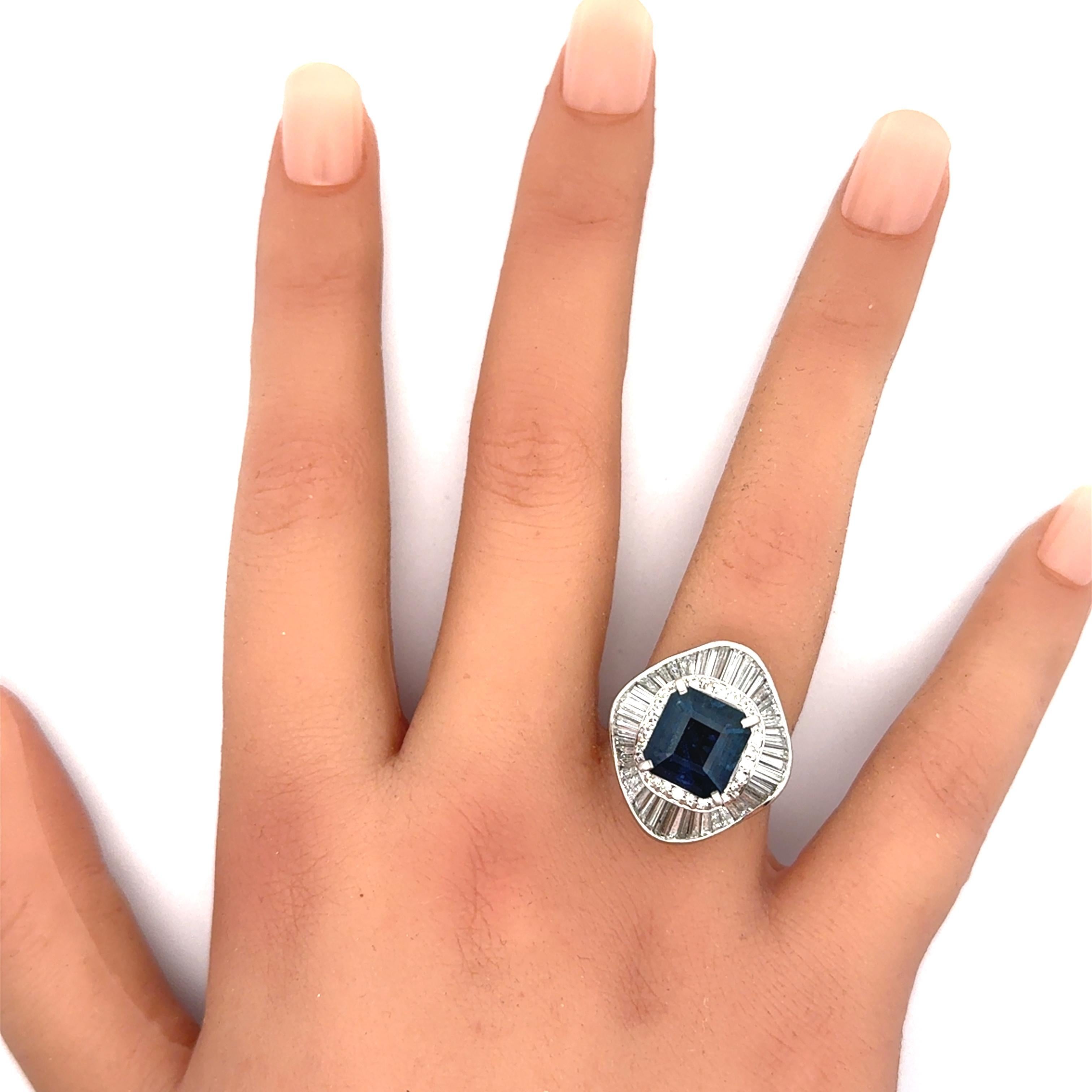 4.71 Carat Blue Sapphire Diamond Halo Platinum Ring Damen im Angebot