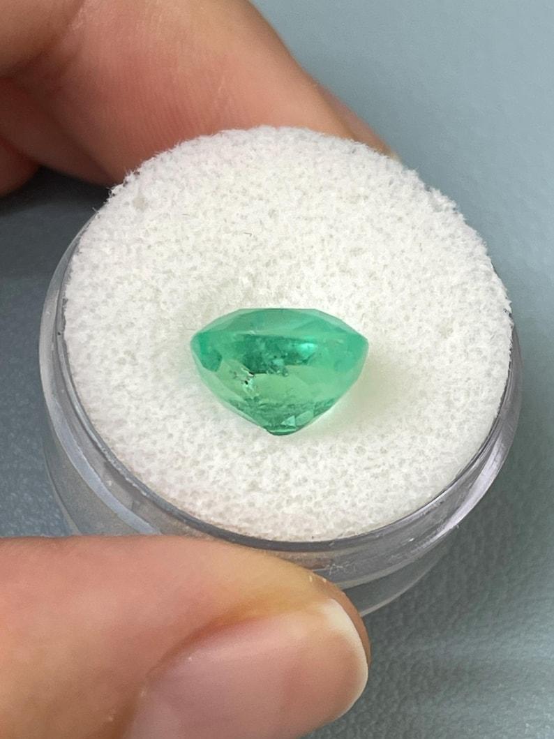 De las mujeres Esmeralda colombiana verde claro gema de 4,71 quilates - Gema extraída de la tierra talla cojín en venta