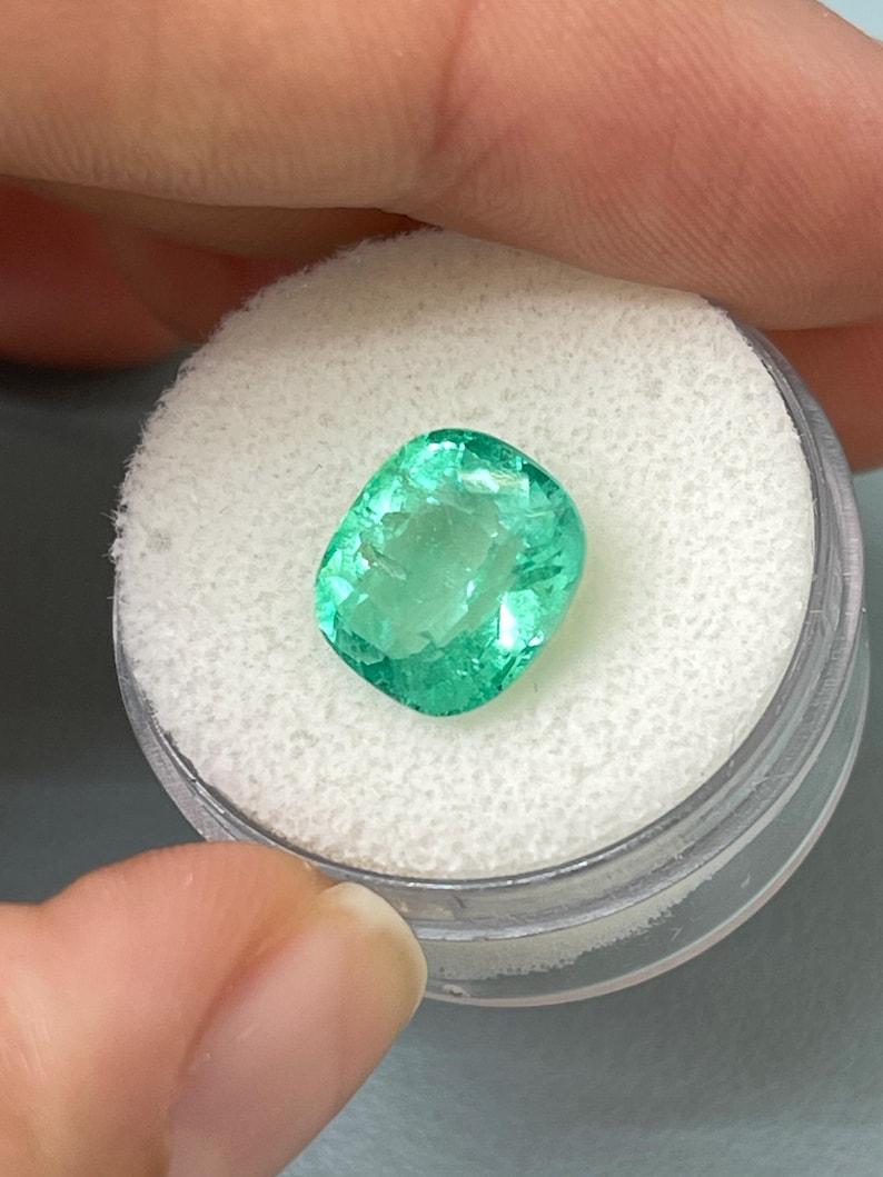 Esmeralda colombiana verde claro gema de 4,71 quilates - Gema extraída de la tierra talla cojín en Nuevo estado para la venta en Jupiter, FL