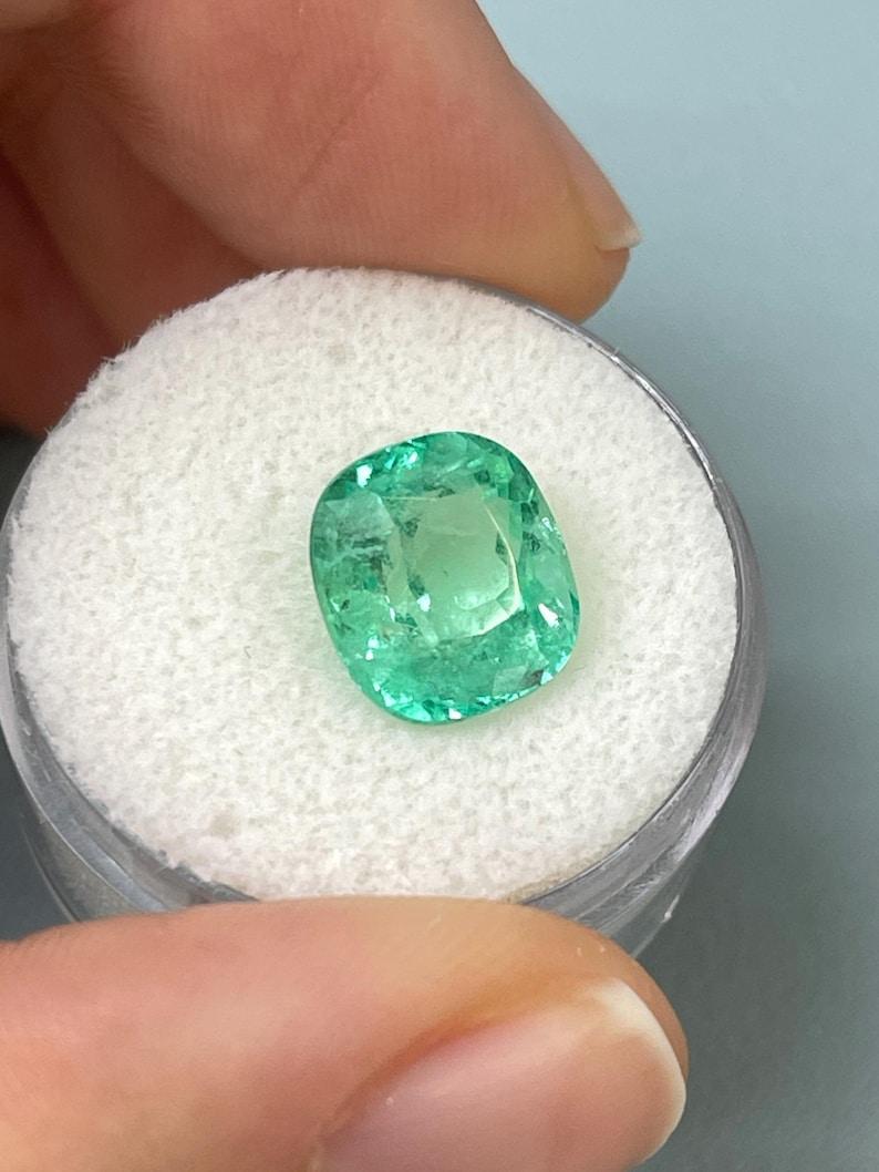 Esmeralda colombiana verde claro gema de 4,71 quilates - Gema extraída de la tierra talla cojín Corte cojín en venta