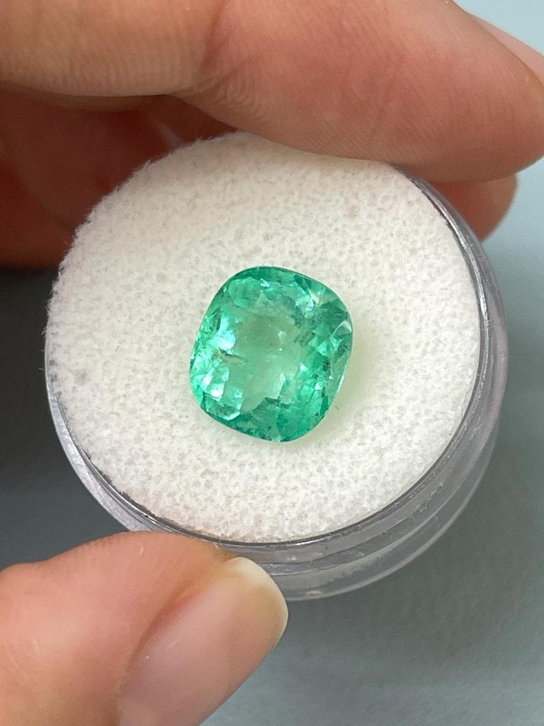 Esmeralda colombiana verde claro gema de 4,71 quilates - Gema extraída de la tierra talla cojín Moderno en venta